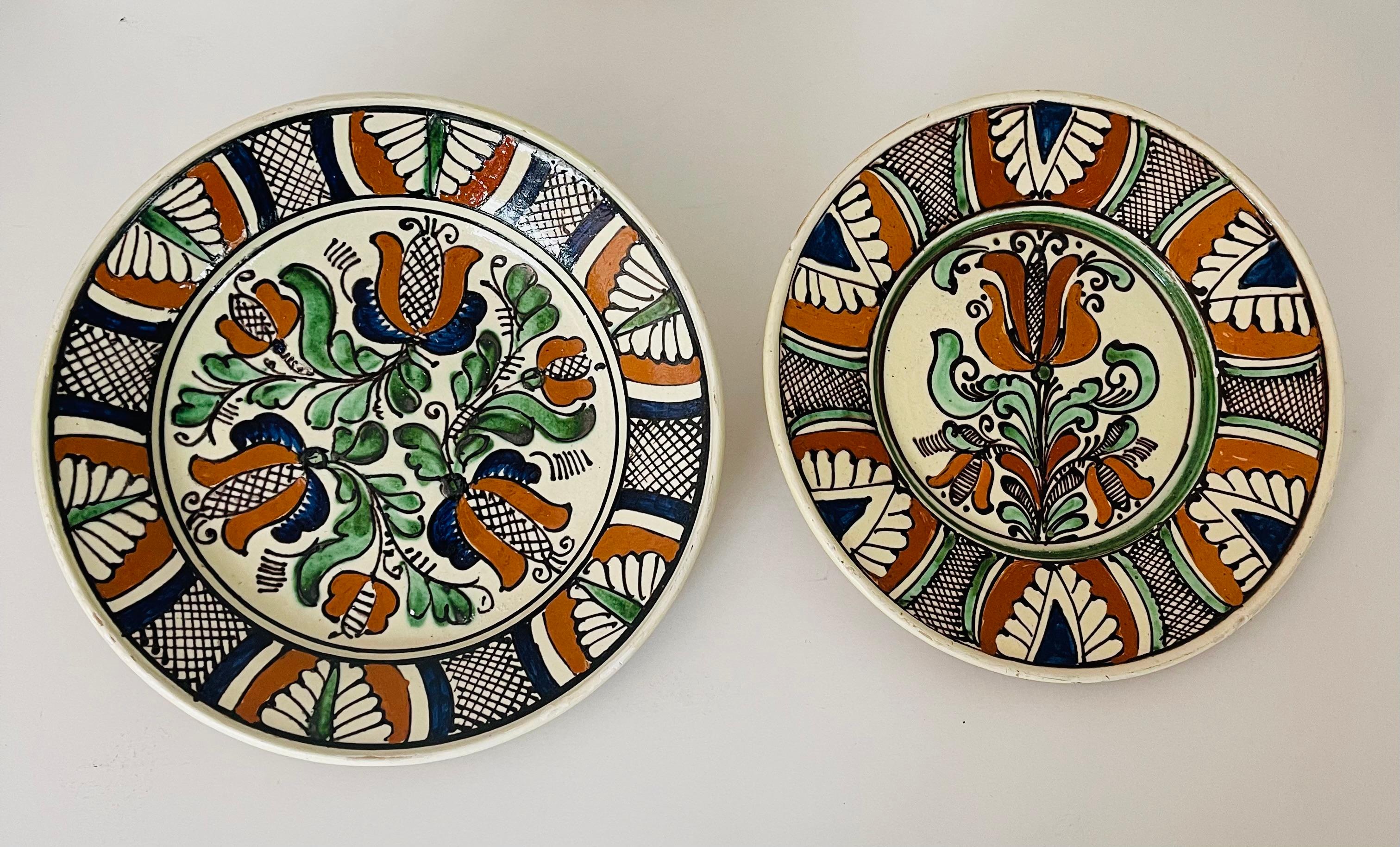Pair of Vintage Spanish Handpainted Signed Plates In Good Condition For Sale In Boca Raton, FL