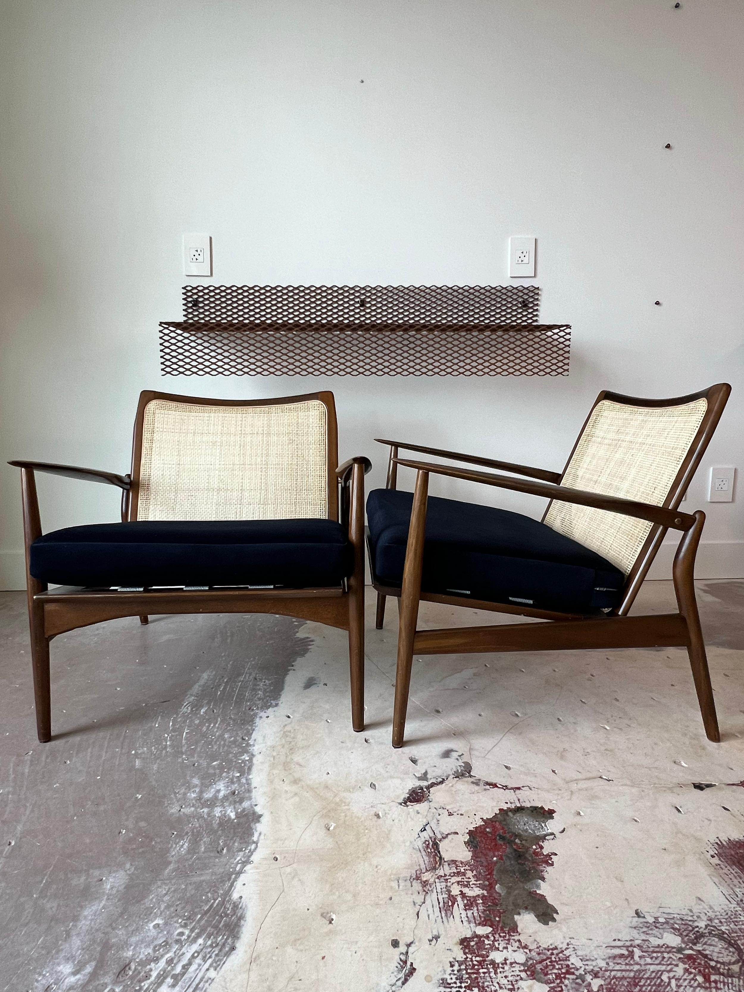 Menuiserie Paire de chaises vintage Spear de Kofod Larsen pour Selig Denmark en vente
