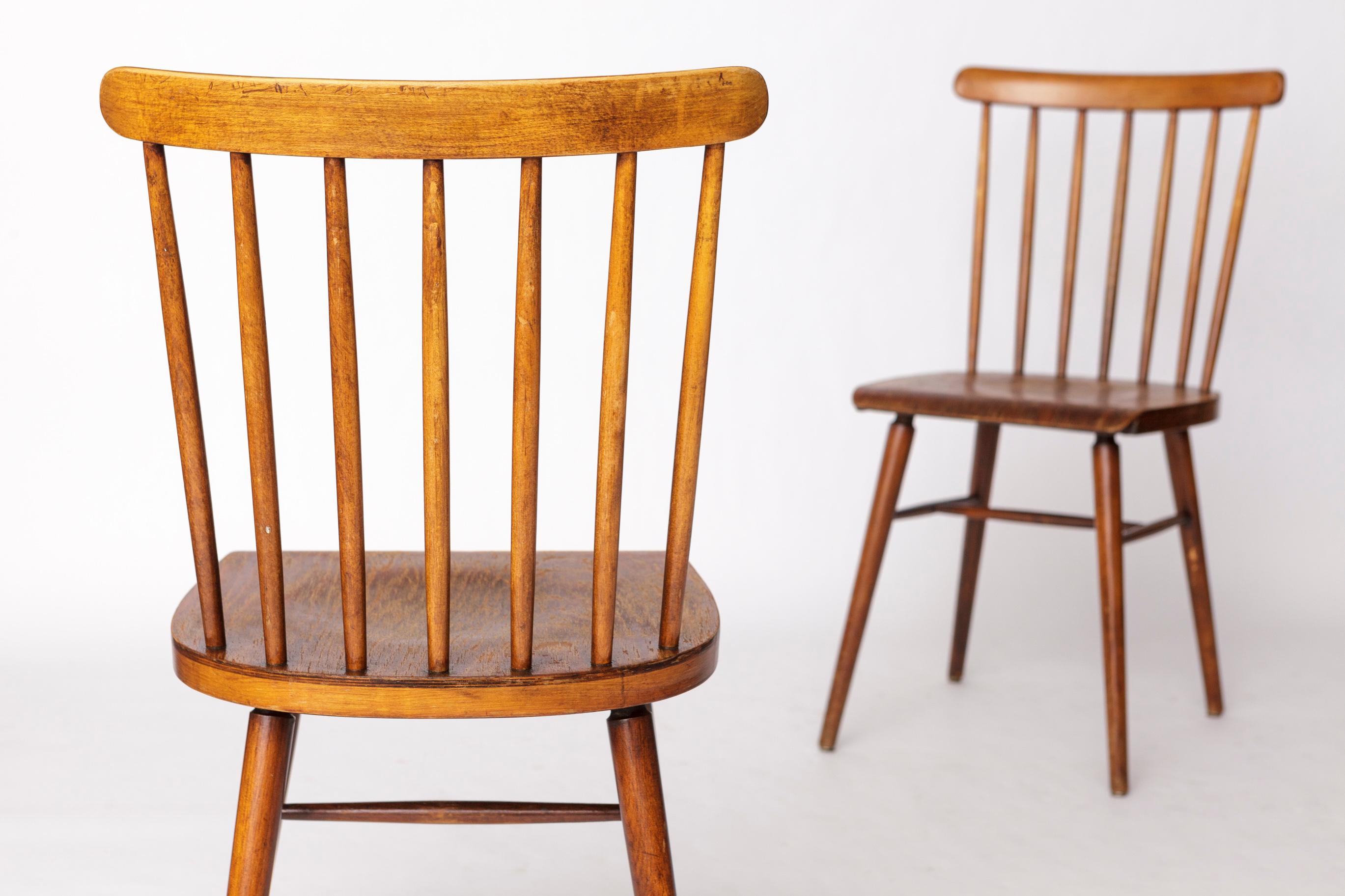 Pair of Vintage Spindle Back Chairs – 1970s Beech Wood, Restored Rustic Seating In Good Condition For Sale In Hannover, DE