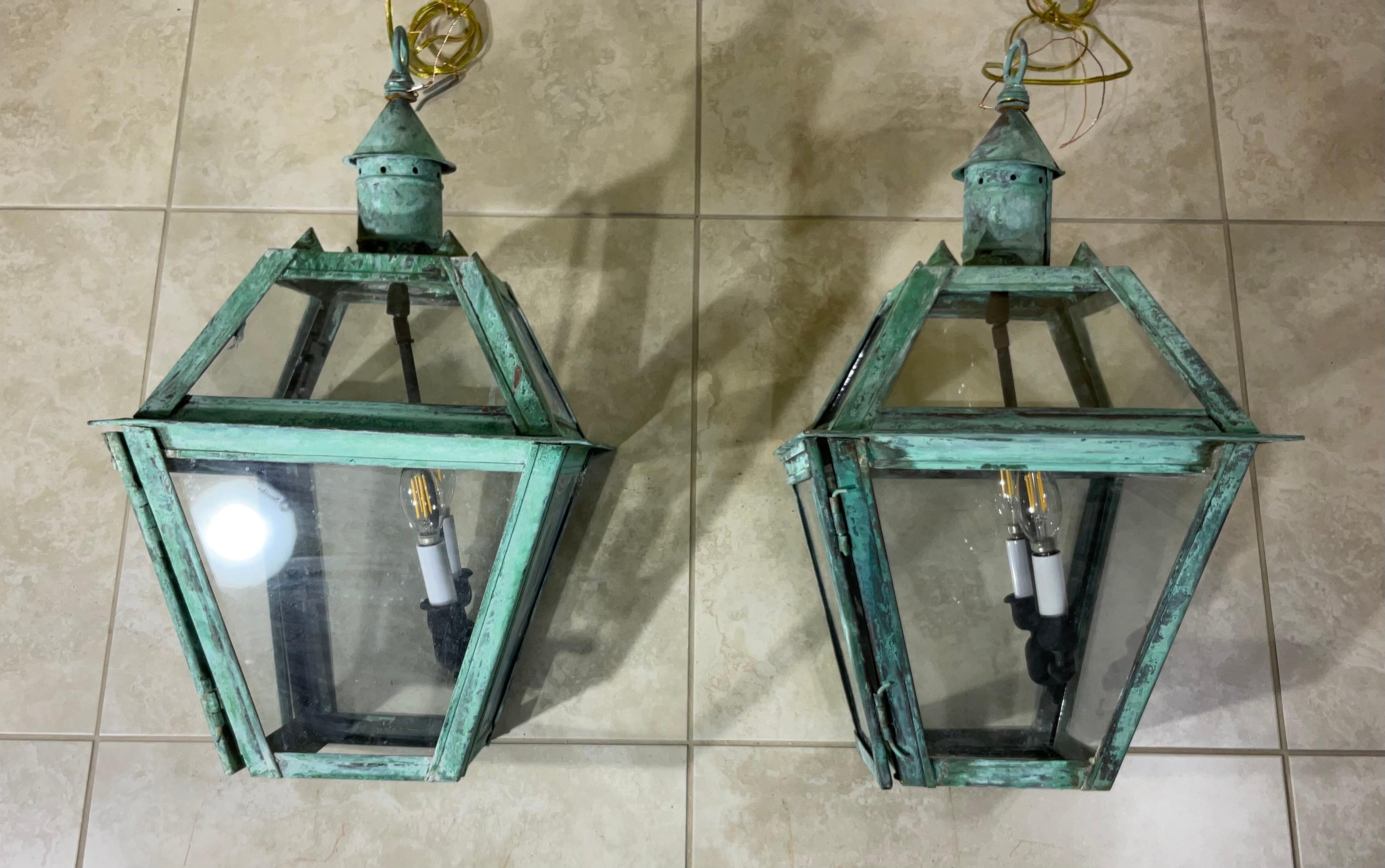 Pareja De Faroles Colgantes Cuadrados De Cobre Artesanales Vintage siglo XX en venta