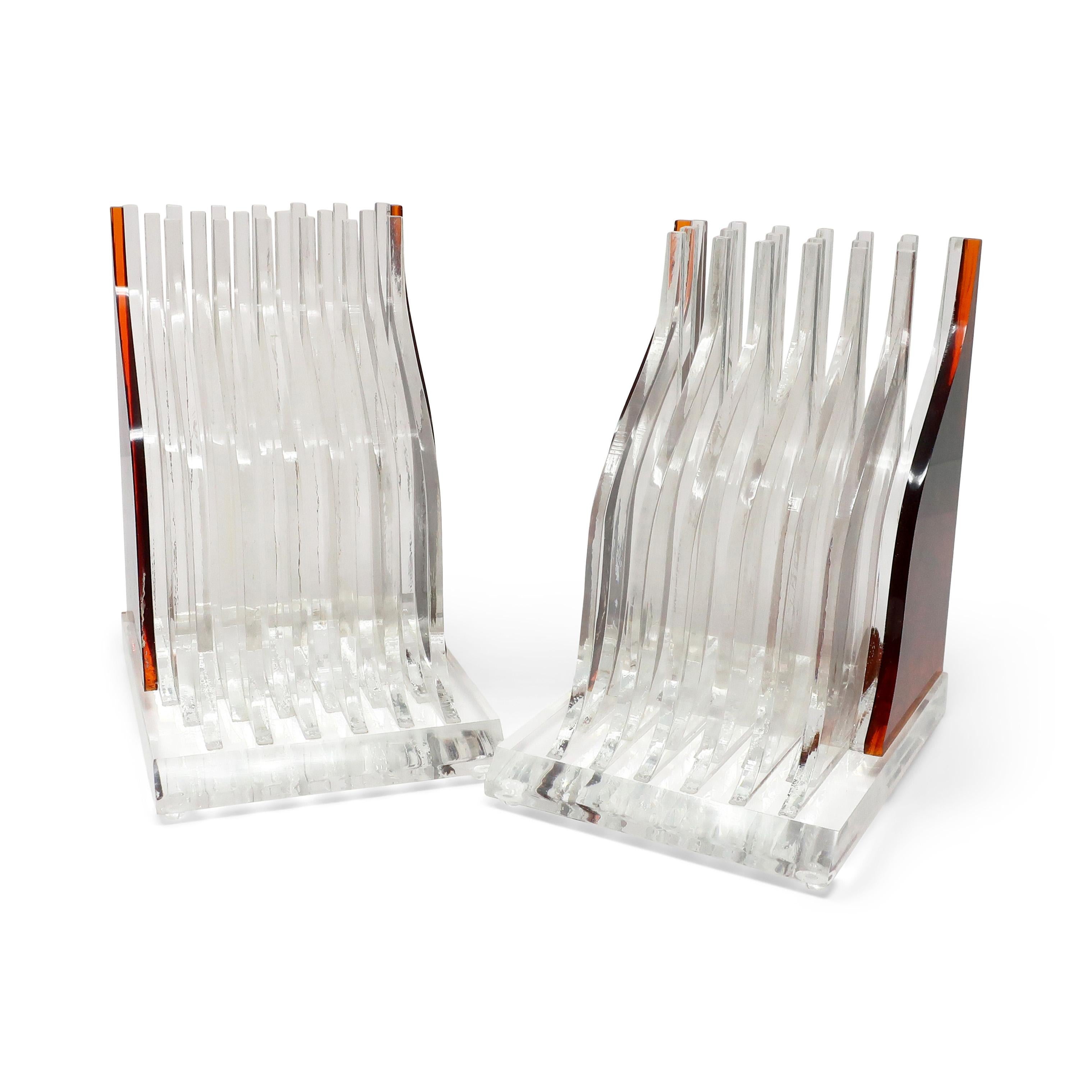 Mid-Century moderno Coppia di fermalibri vintage impilati in lucite tartarugata in vendita