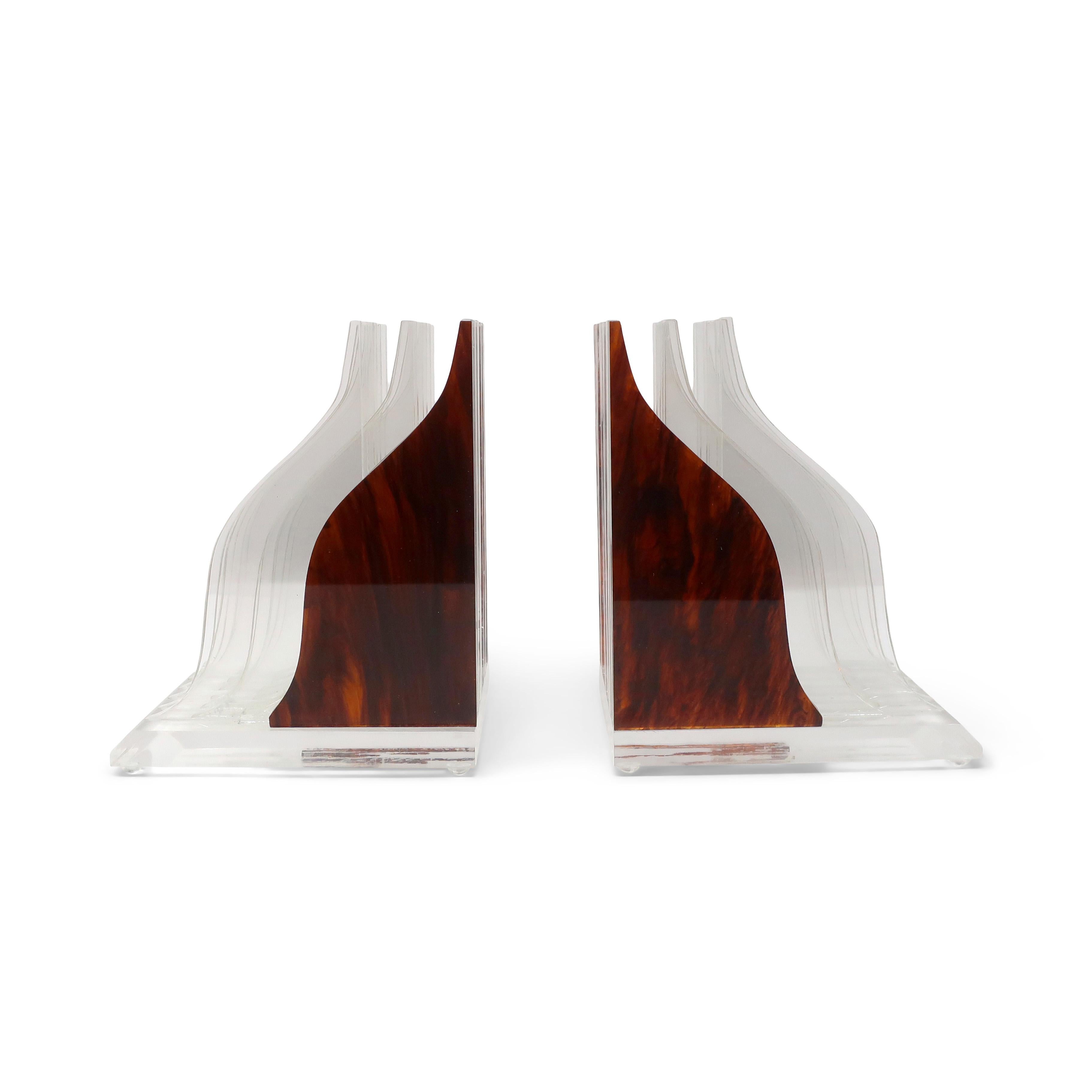 Coppia di fermalibri vintage impilati in lucite tartarugata In condizioni buone in vendita a Brooklyn, NY