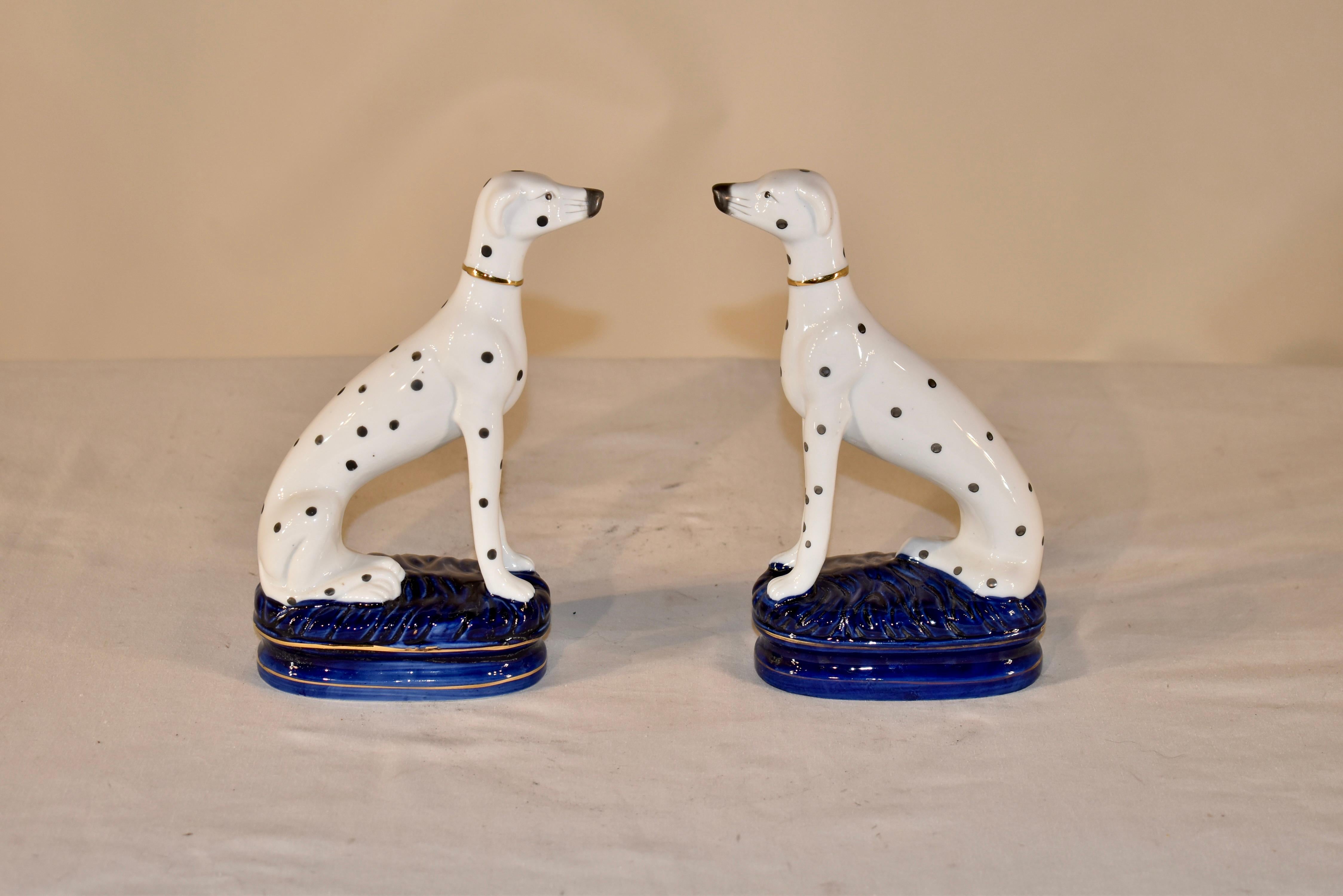Coppia di meravigliosi cani dalmata Staffordshire vintage degli anni '60.  Sono rivolti a destra e a sinistra, hanno bei lineamenti del viso e corpi snelli.  Sono appoggiati su basi dipinte a mano di colore cobalto con accenti dorati.  Sono prodotti