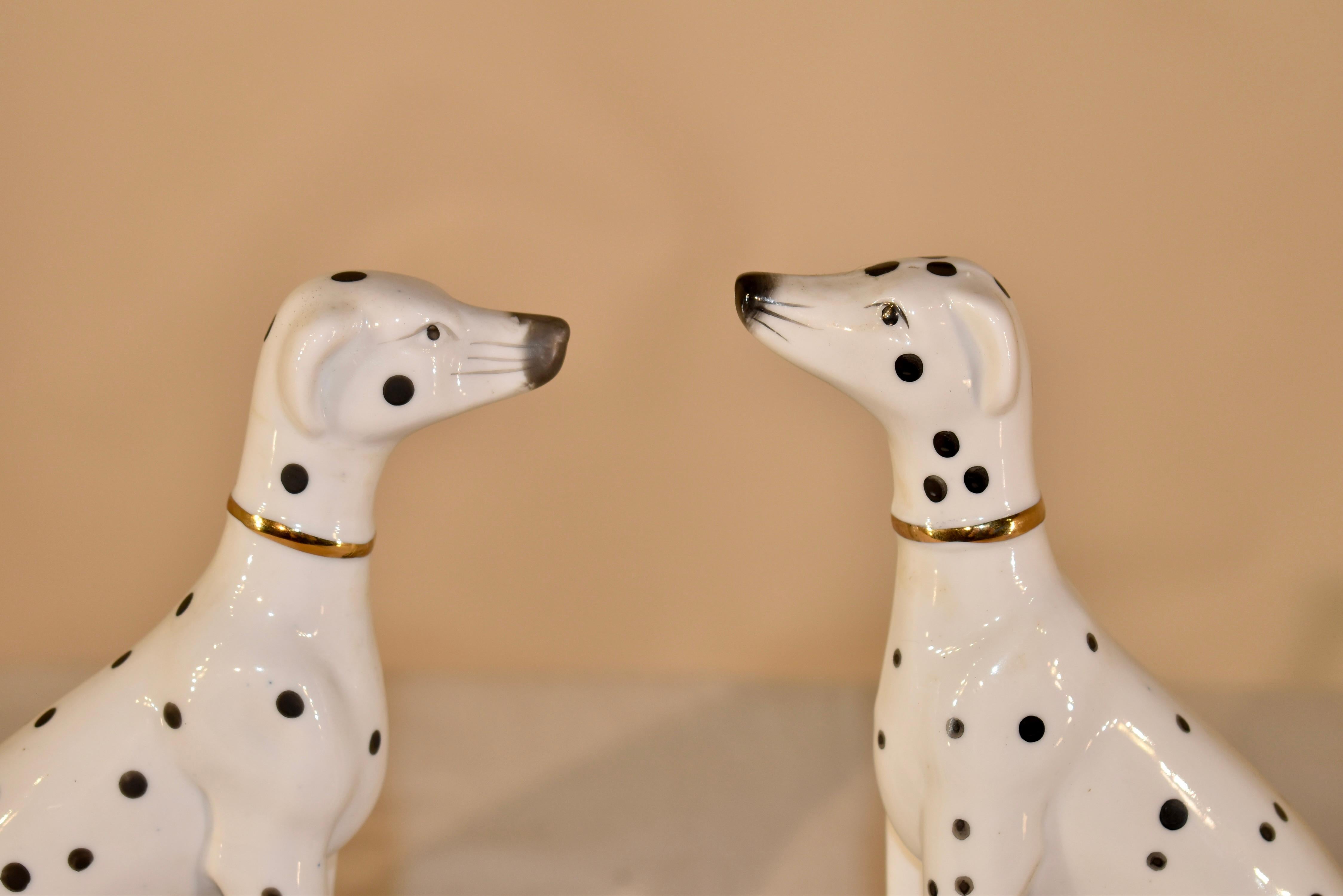 Paar wunderschöne Staffordshire-Dalmatiner aus den 1960er Jahren.  Sie sind nach links und rechts gerichtet, haben schöne Gesichtszüge und geschmeidige Körper.  Sie stehen auf handbemalten kobaltfarbenen Sockeln mit goldenen Akzenten.  Diese werden