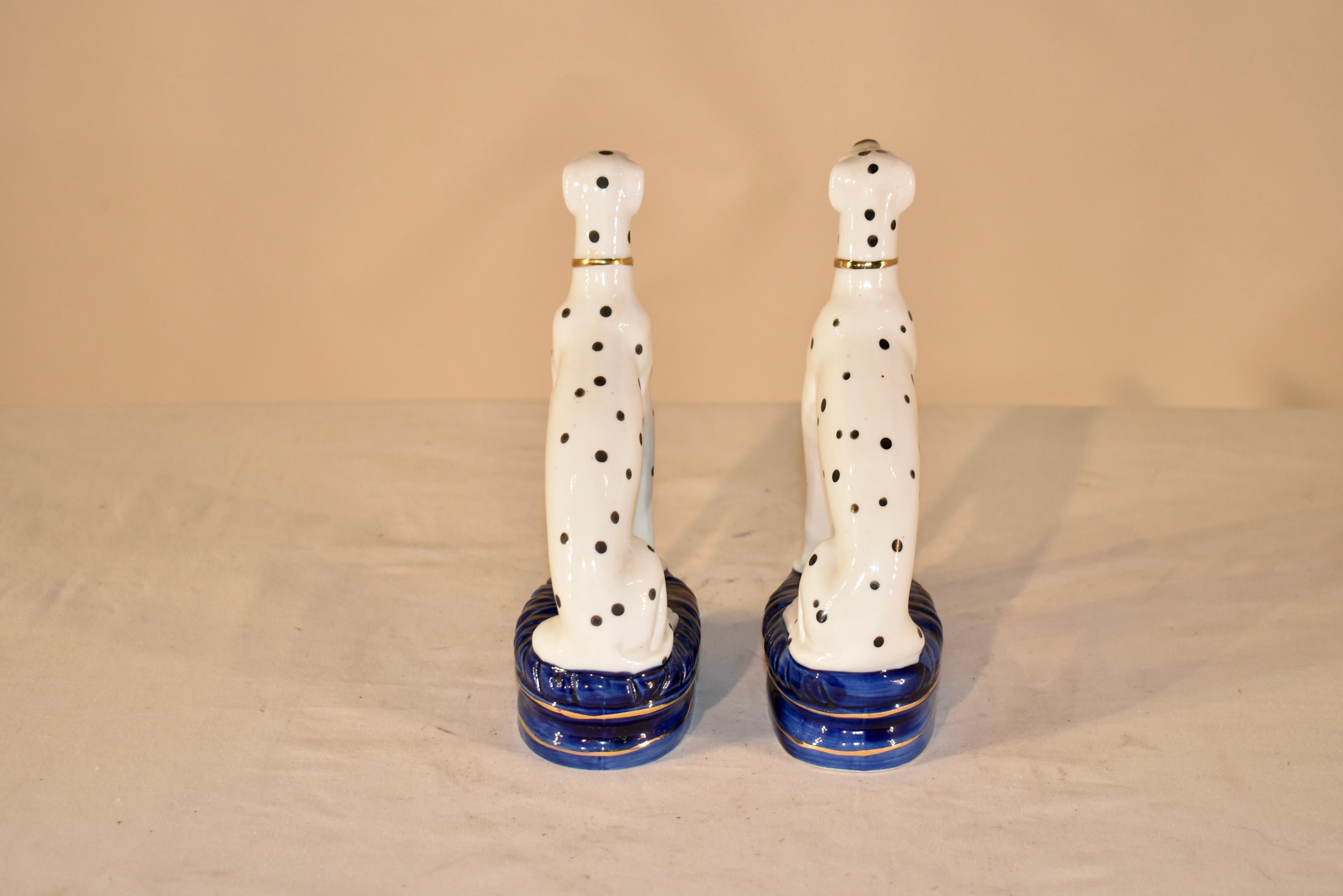 Ein Paar Staffordshire- Dalmatiner im Vintage-Stil, ca. 1960er Jahre (Handbemalt) im Angebot