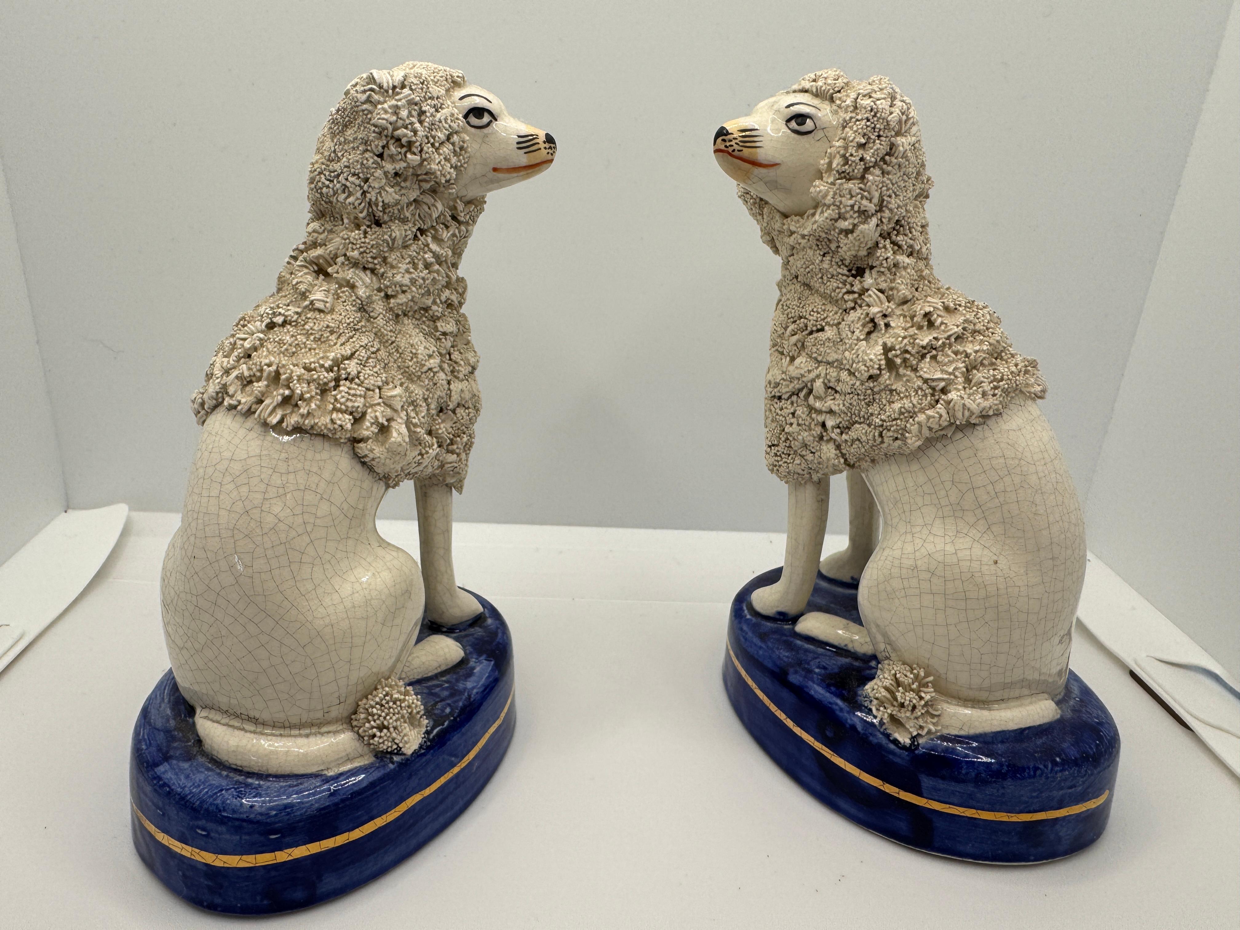 Coppia di barboncini Staffordshire d'epoca, anni '60 circa in vendita 1