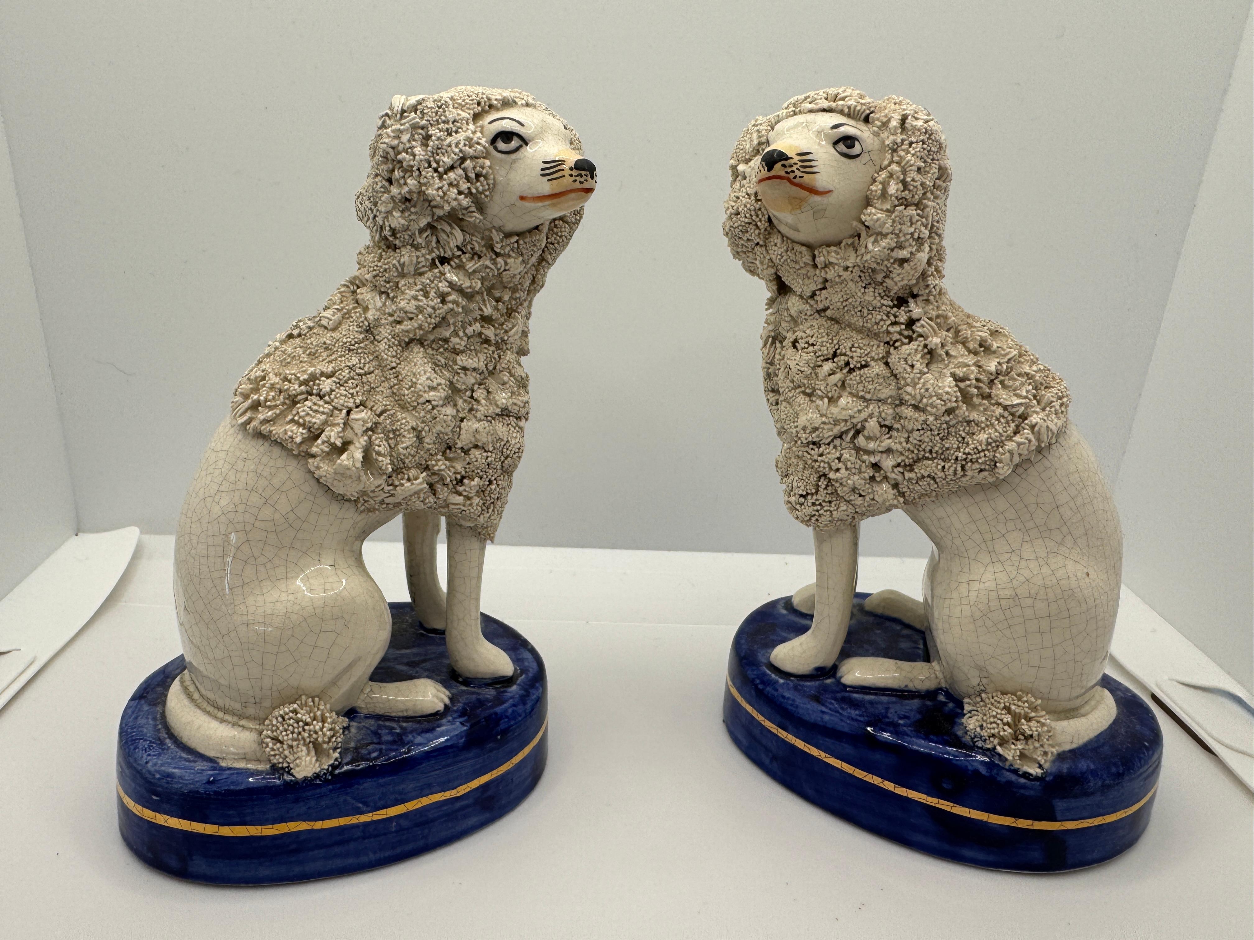 Coppia di barboncini Staffordshire d'epoca, anni '60 circa in vendita 2