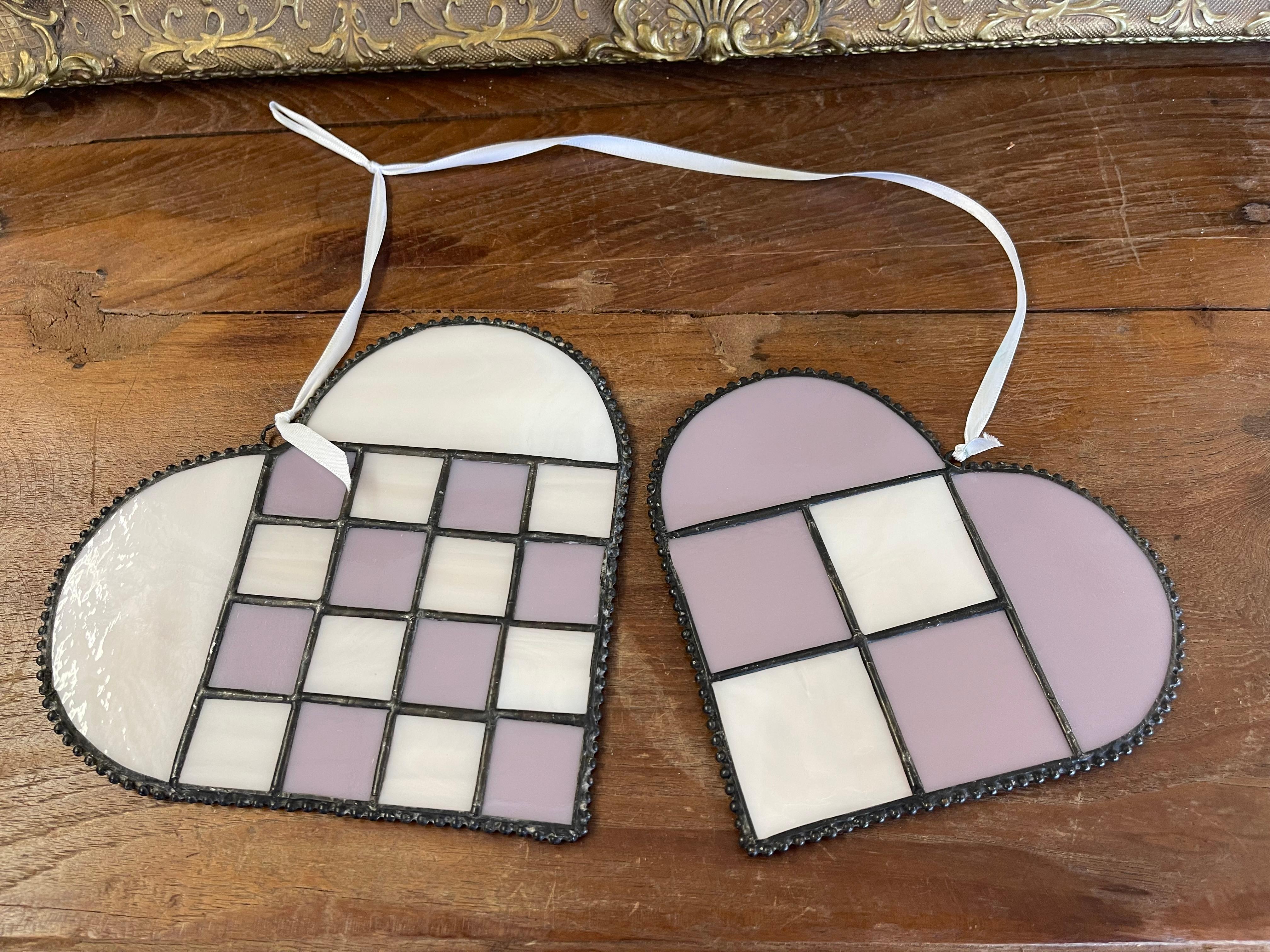 Paar Vintage Stained glass Heart Sun Catchers in Lavendel und Weiß im Zustand „Gut“ im Angebot in Seattle, WA