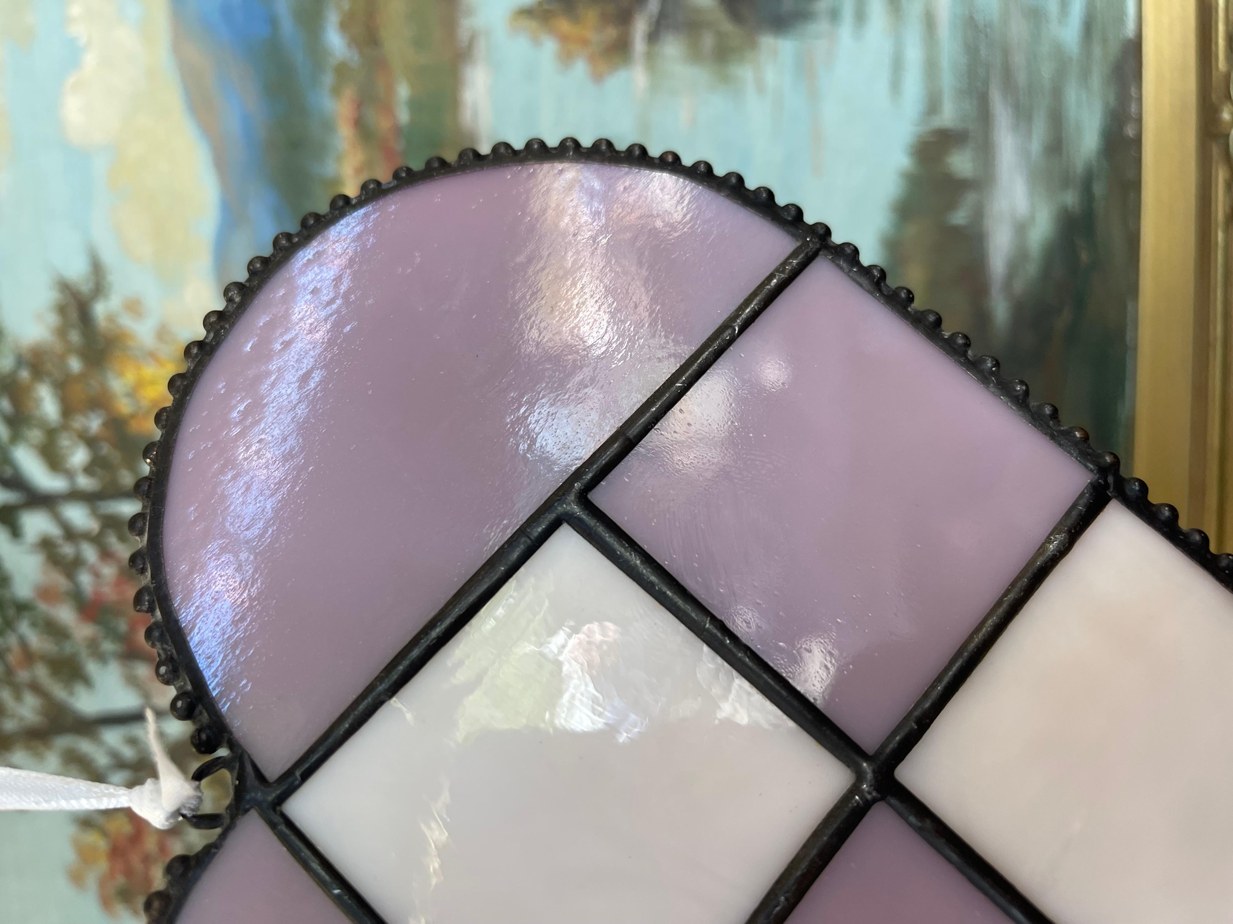 Paar Vintage Stained glass Heart Sun Catchers in Lavendel und Weiß (Glas) im Angebot