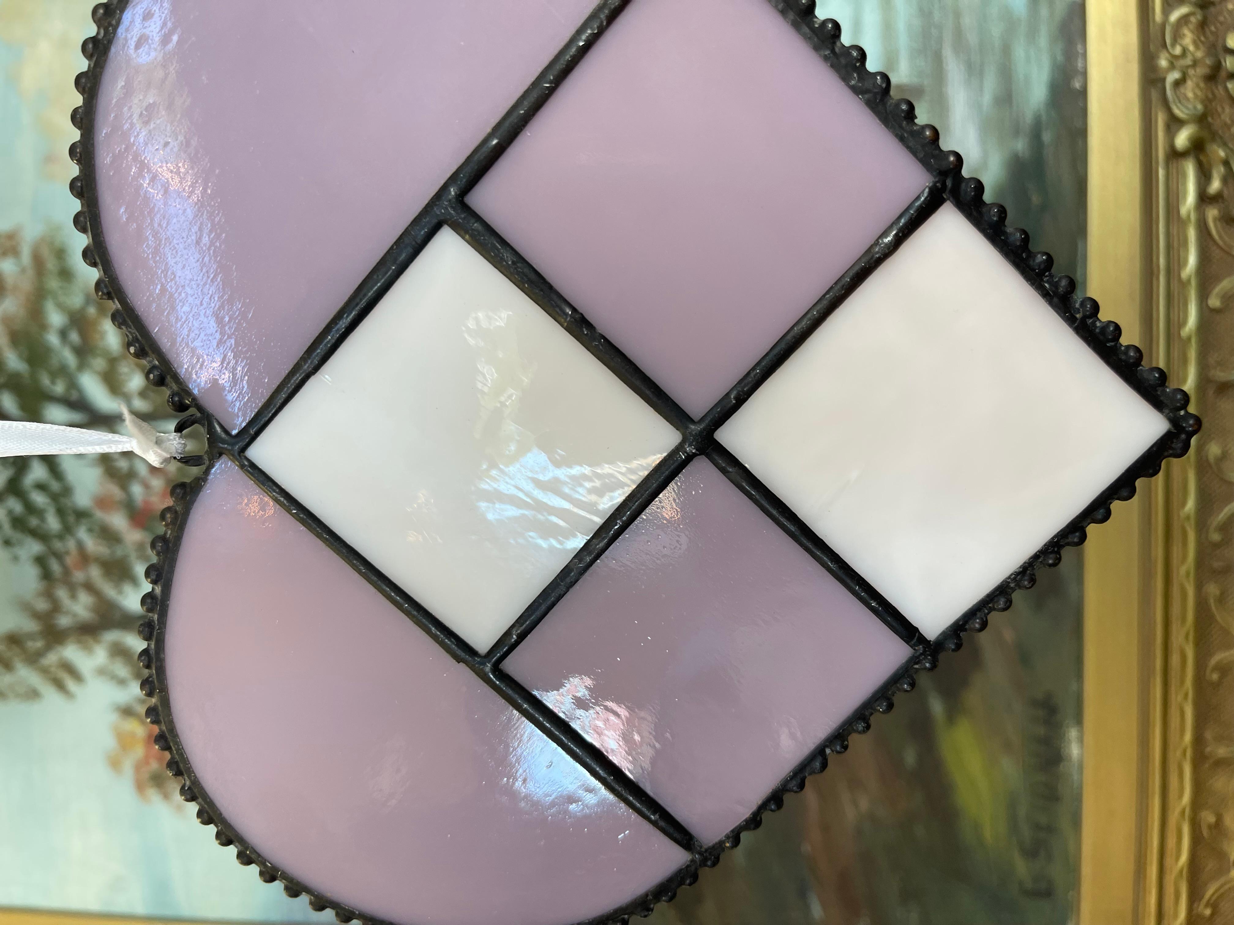 Paar Vintage Stained glass Heart Sun Catchers in Lavendel und Weiß im Angebot 1