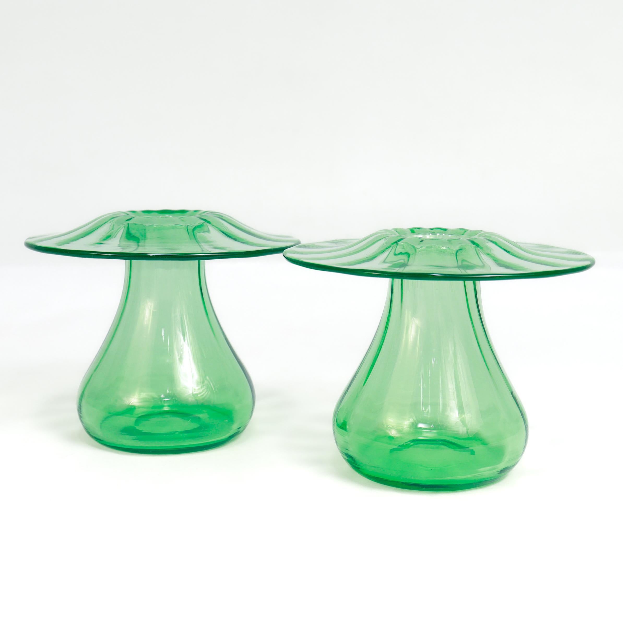 Una bella coppia di vasi in vetro artistico americano d'epoca.

Di Steuben.

Nel modello in vetro verde 