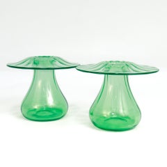 Coppia di vasi da fiori o boccioli a fungo in vetro artistico verde Steuben 'Pomona' d'epoca