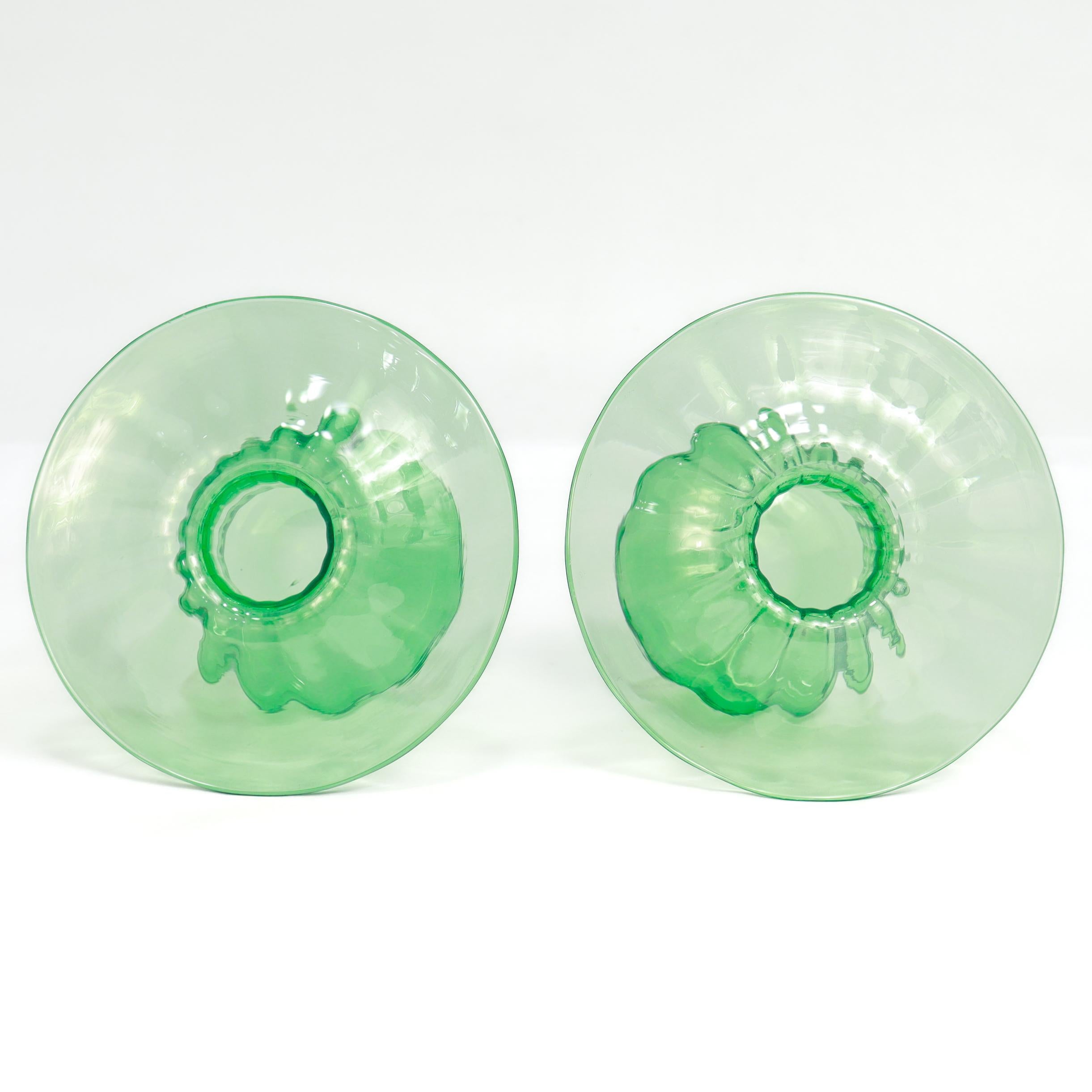 Vetro artistico Coppia di vasi da fiori o boccioli a fungo in vetro artistico verde Steuben 'Pomona' d'epoca in vendita