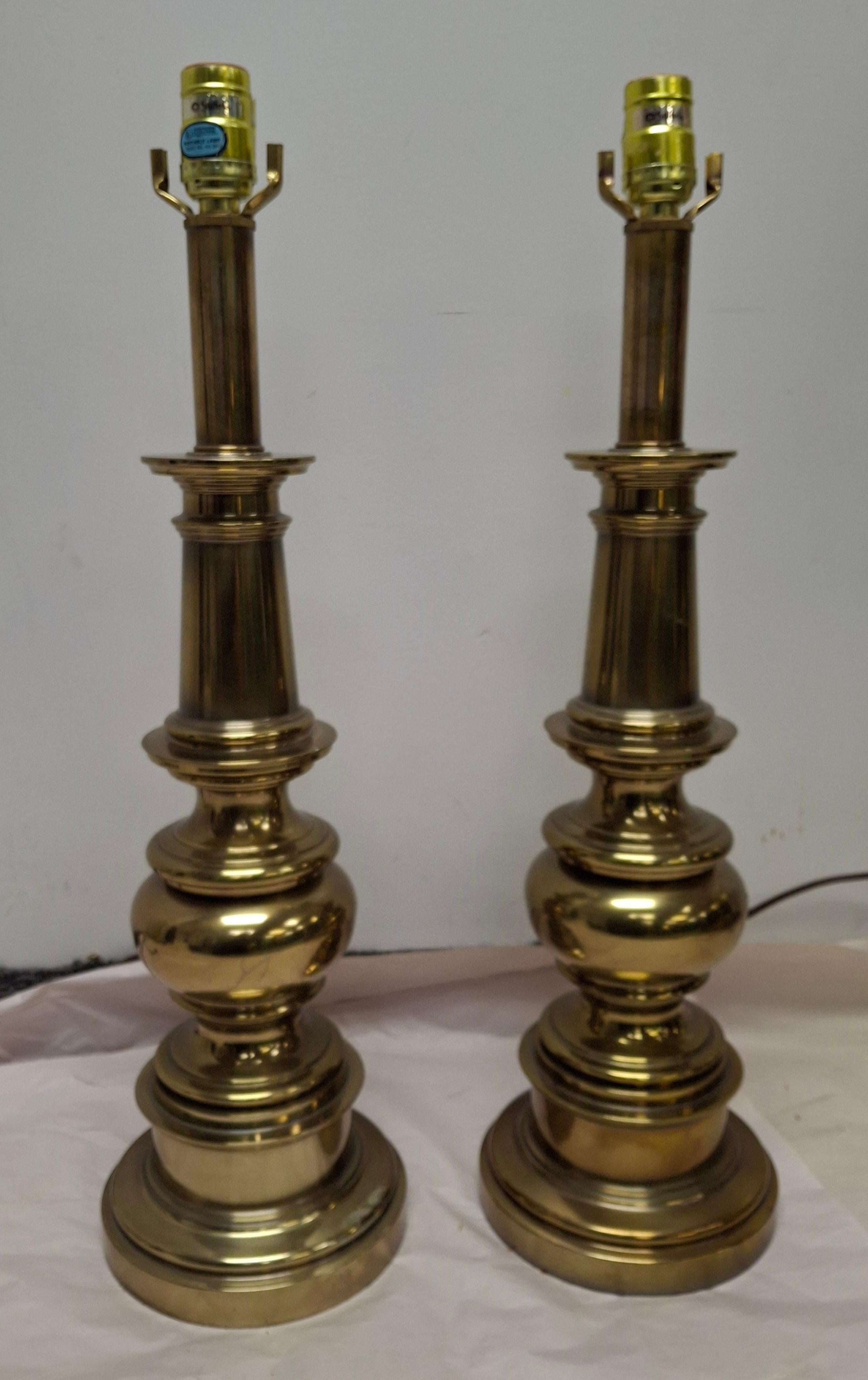 Paire de lampes de table vintage en laiton Stiffel. 
Laiton lourd.
Mesure 6,5