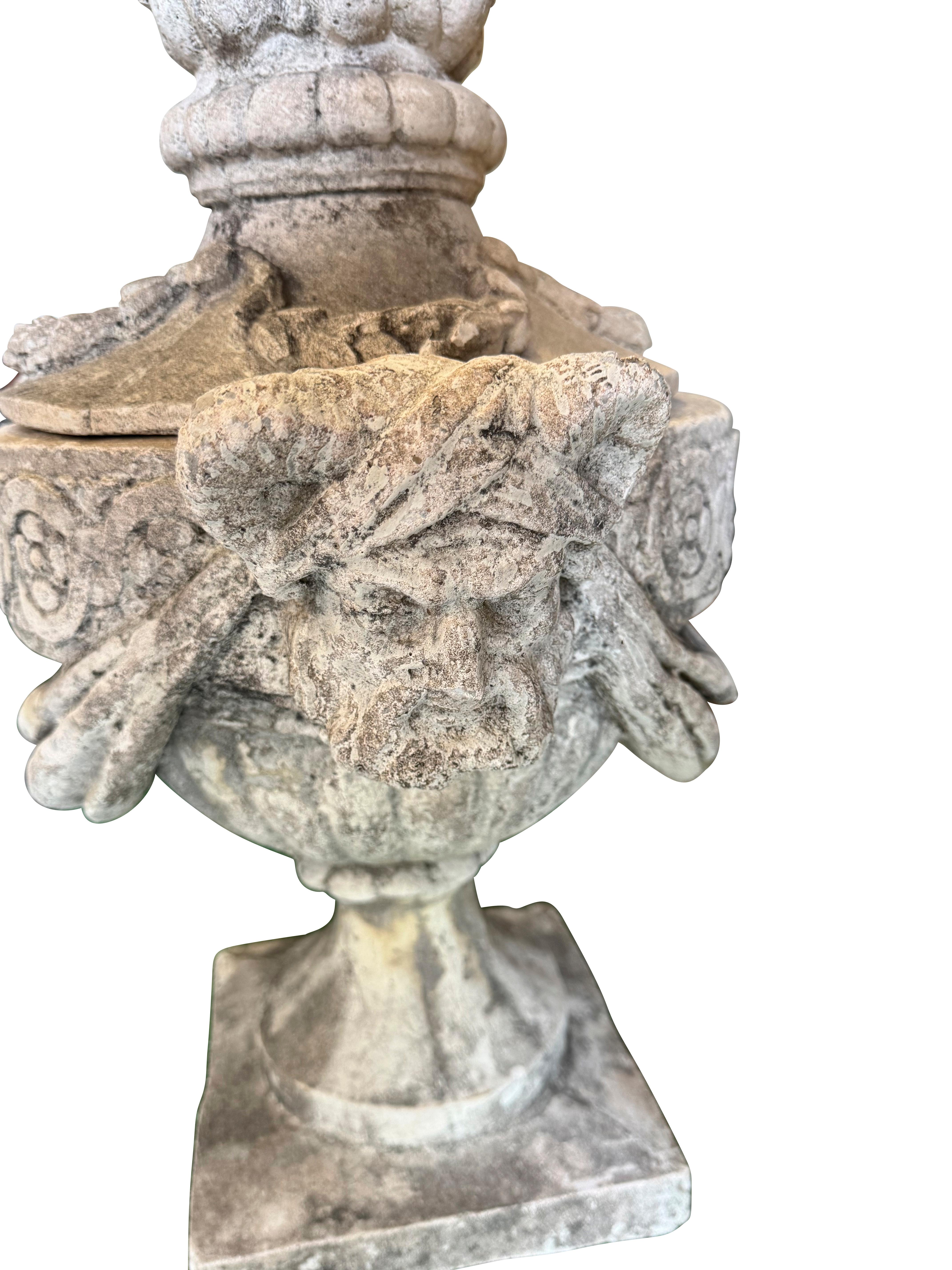 Paire d'urnes à flamme de jardin vintage en pierre moulée en vente 3