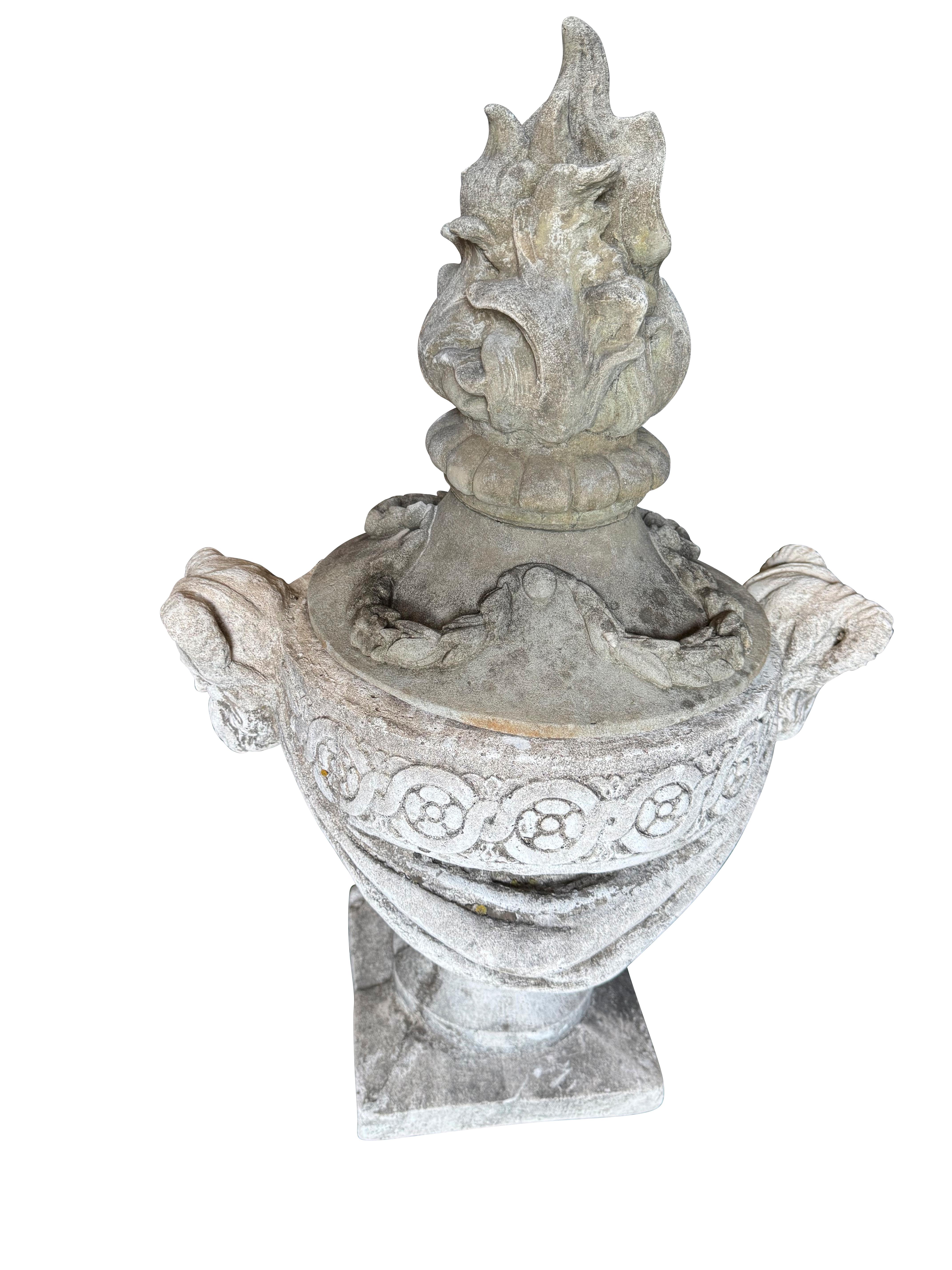 Paire d'urnes à flamme de jardin vintage en pierre moulée en vente 6