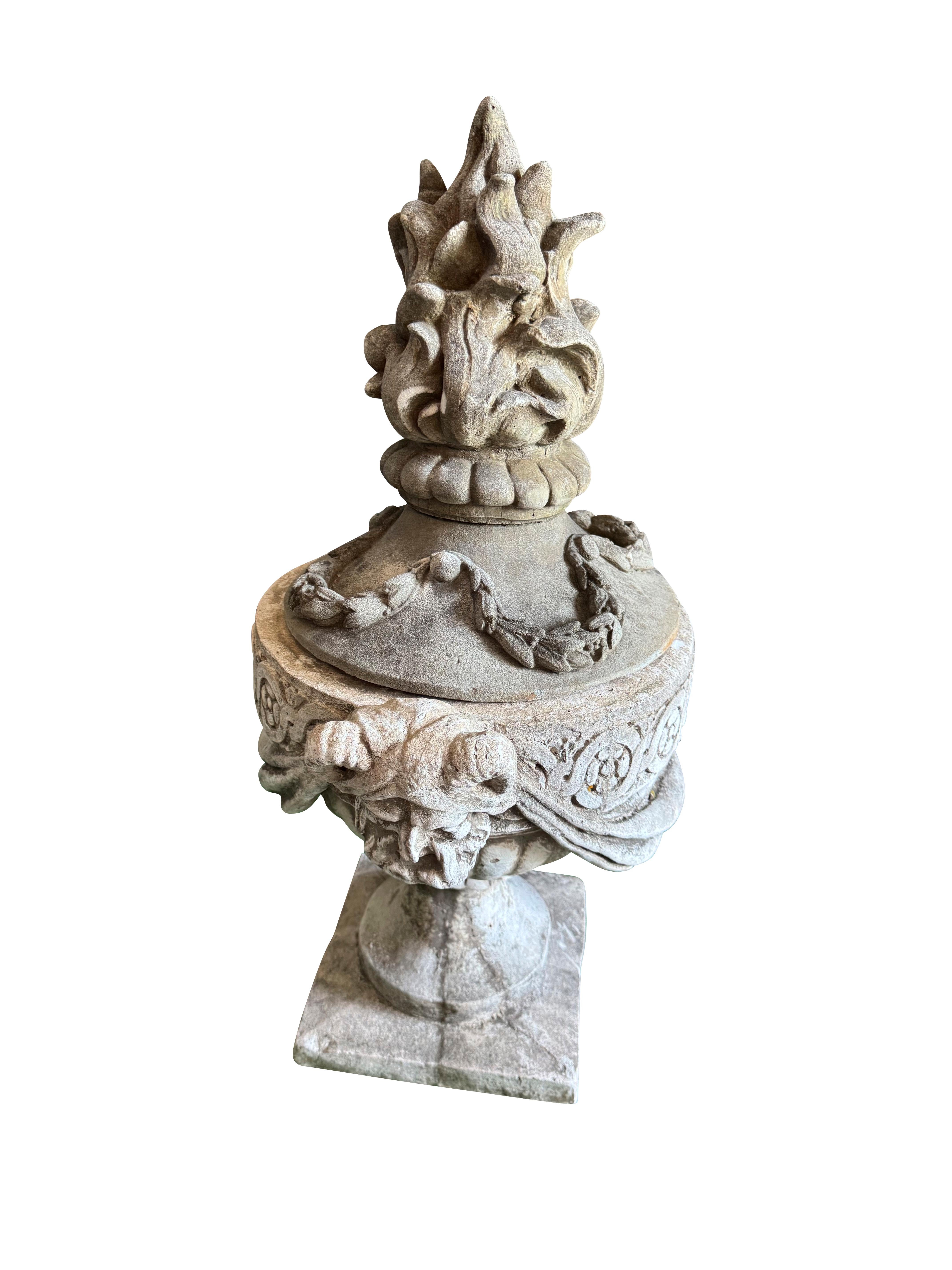 Paire d'urnes à flamme de jardin vintage en pierre moulée en vente 7