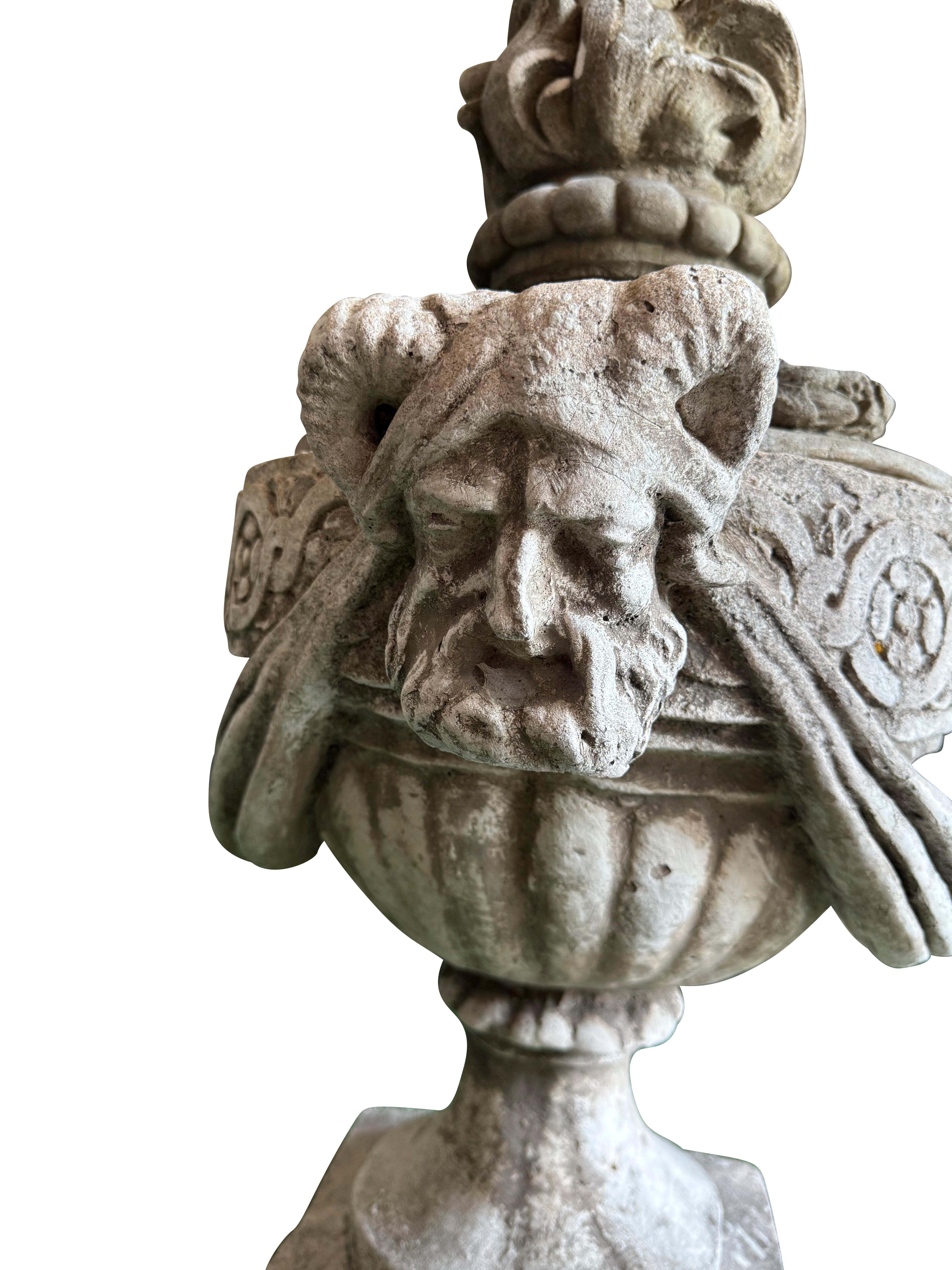 Paire d'urnes à flamme de jardin vintage en pierre moulée en vente 8