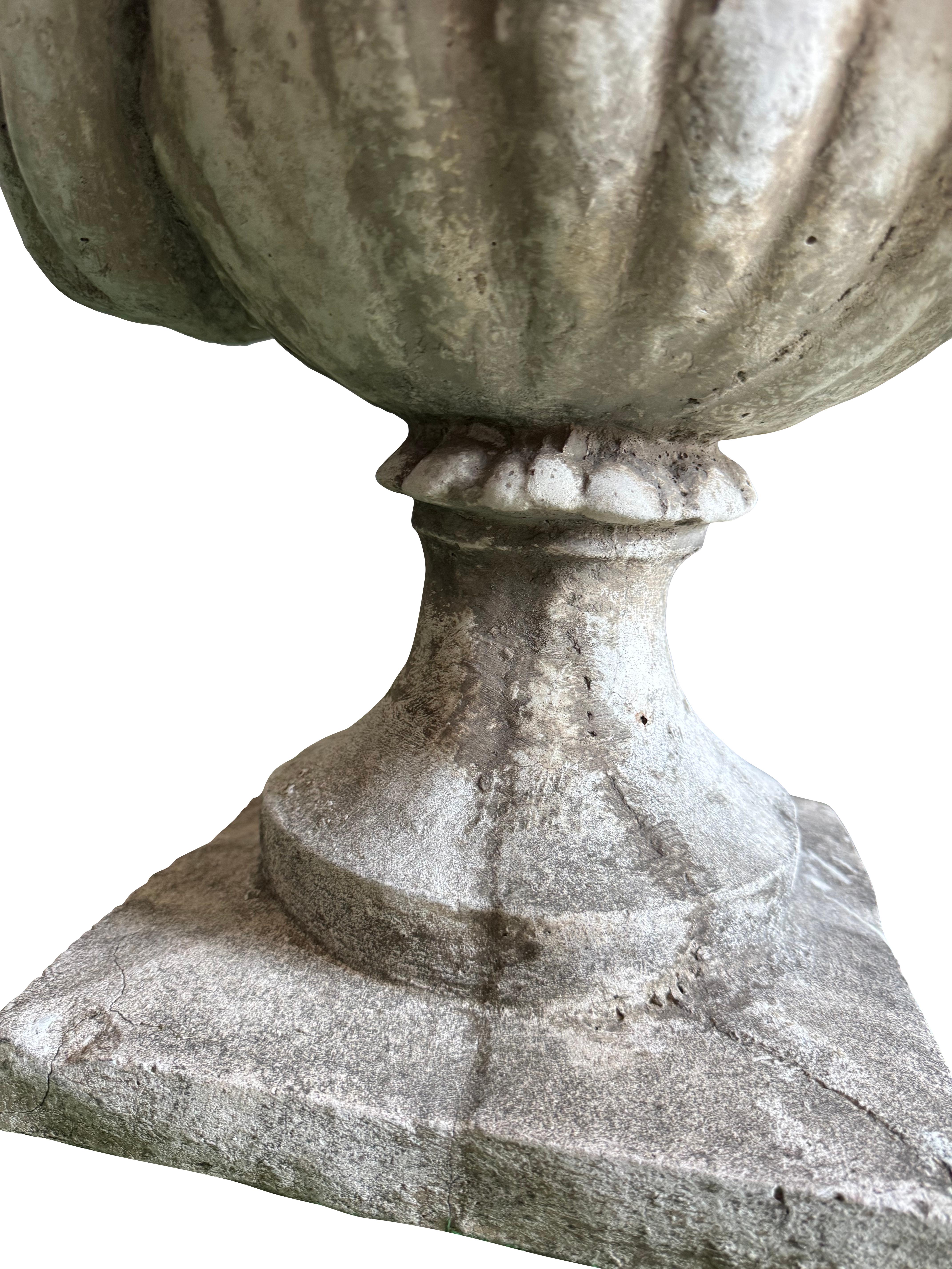 Paire d'urnes à flamme de jardin vintage en pierre moulée en vente 9