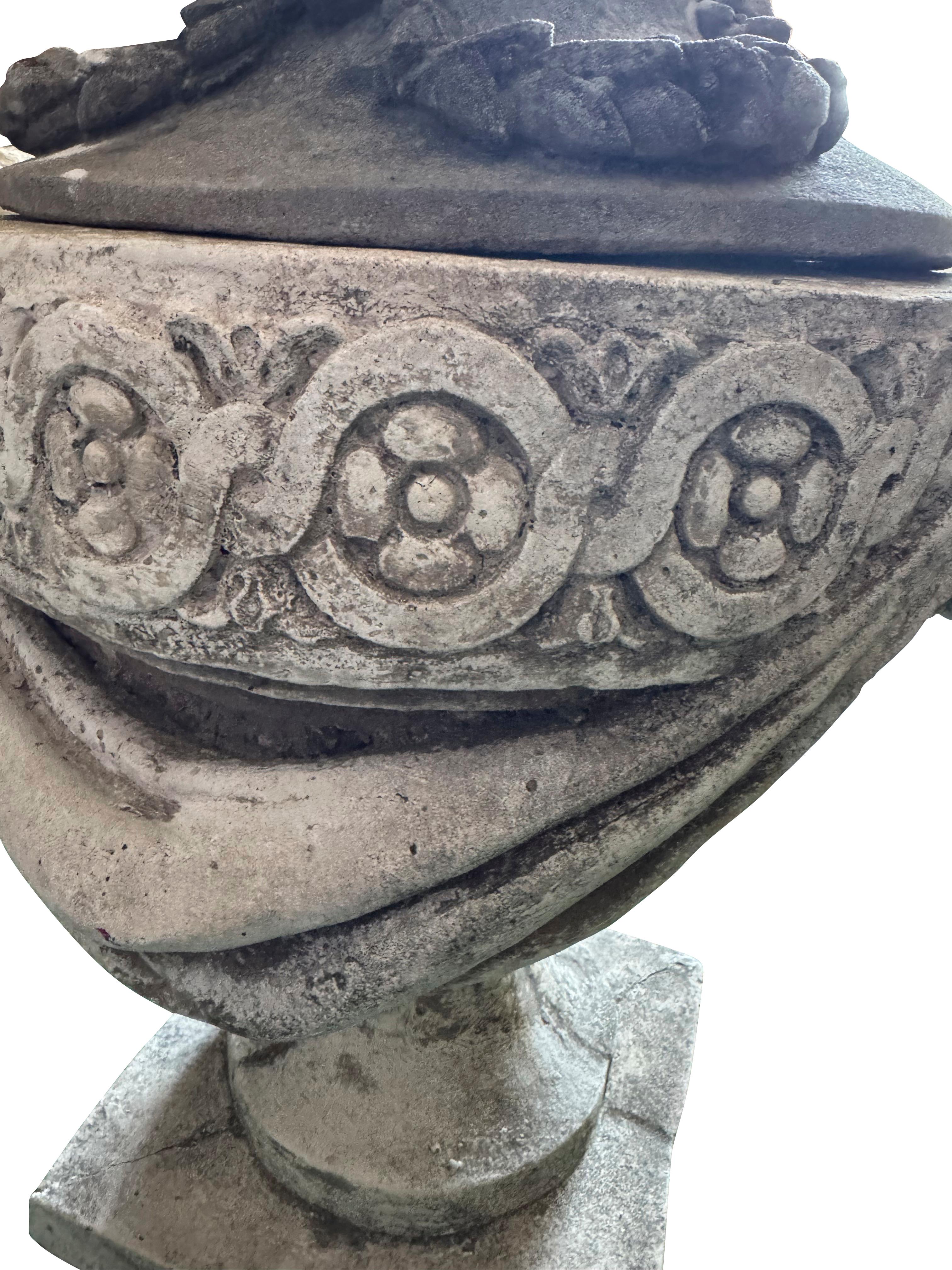 Paire d'urnes à flamme de jardin vintage en pierre moulée en vente 10