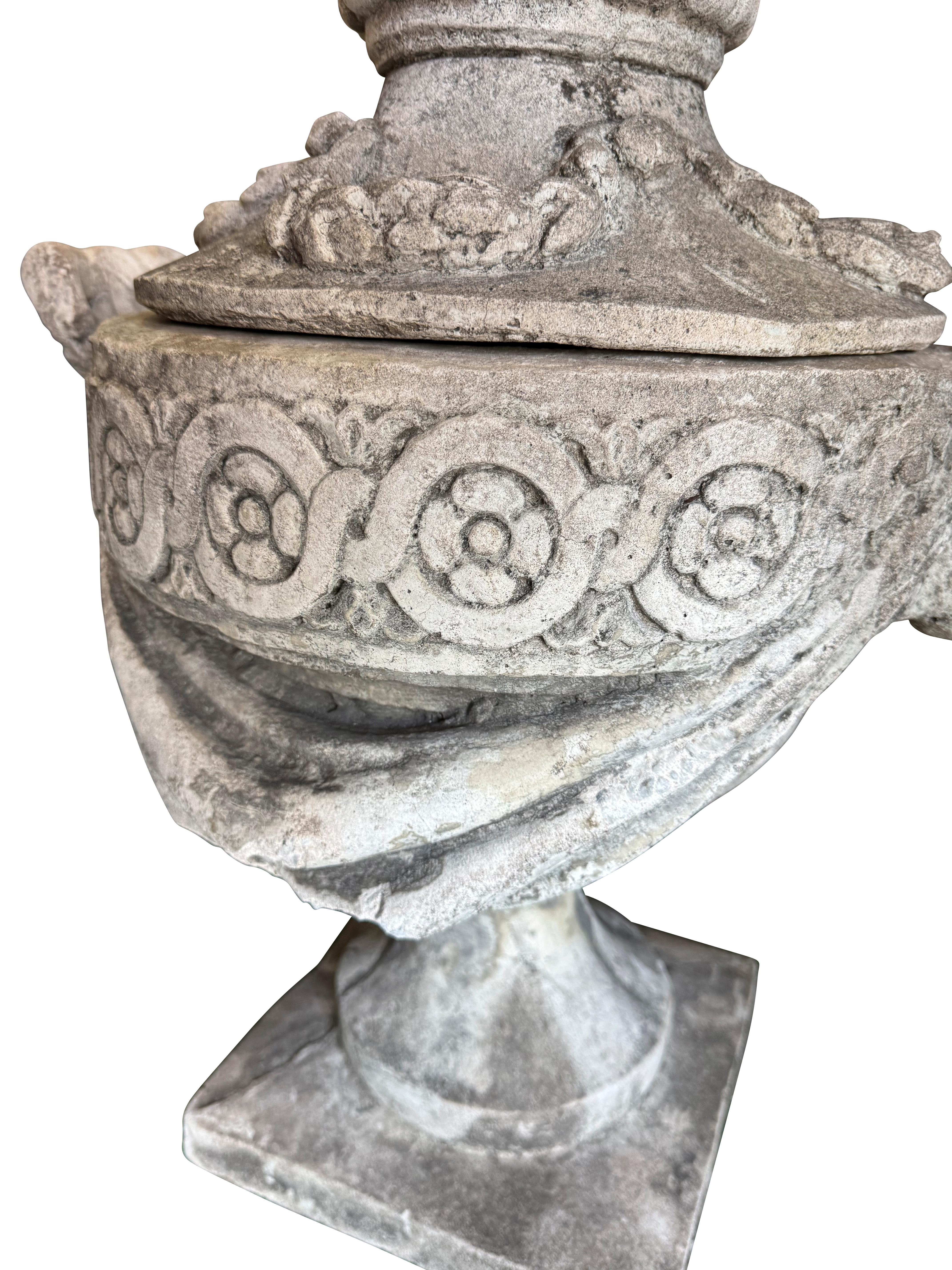 Français Paire d'urnes à flamme de jardin vintage en pierre moulée en vente