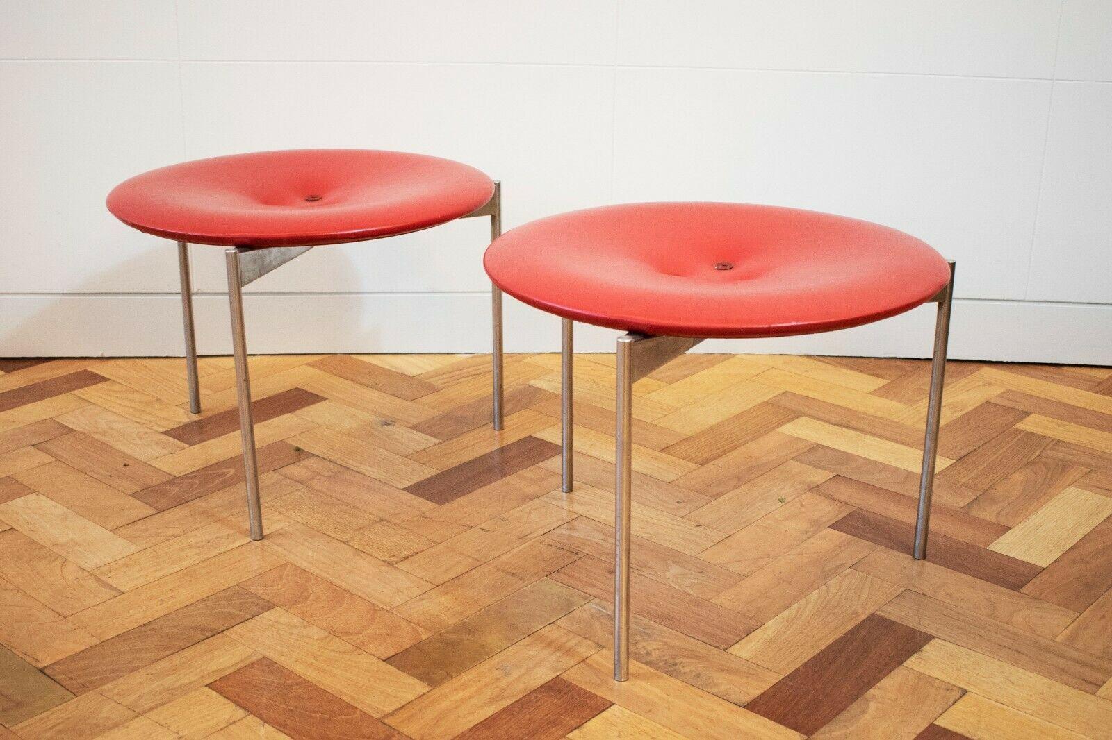 Der runde Sitz steht auf einem verchromten Dreibein-Metallsockel und ist mit dem originalen roten Leder mit Knopfverzierung bezogen, 

Über die Designer:
Die schwedischen Designer und Brüder Uno & Östen Kristiansson, die für ihre Beleuchtungs- und