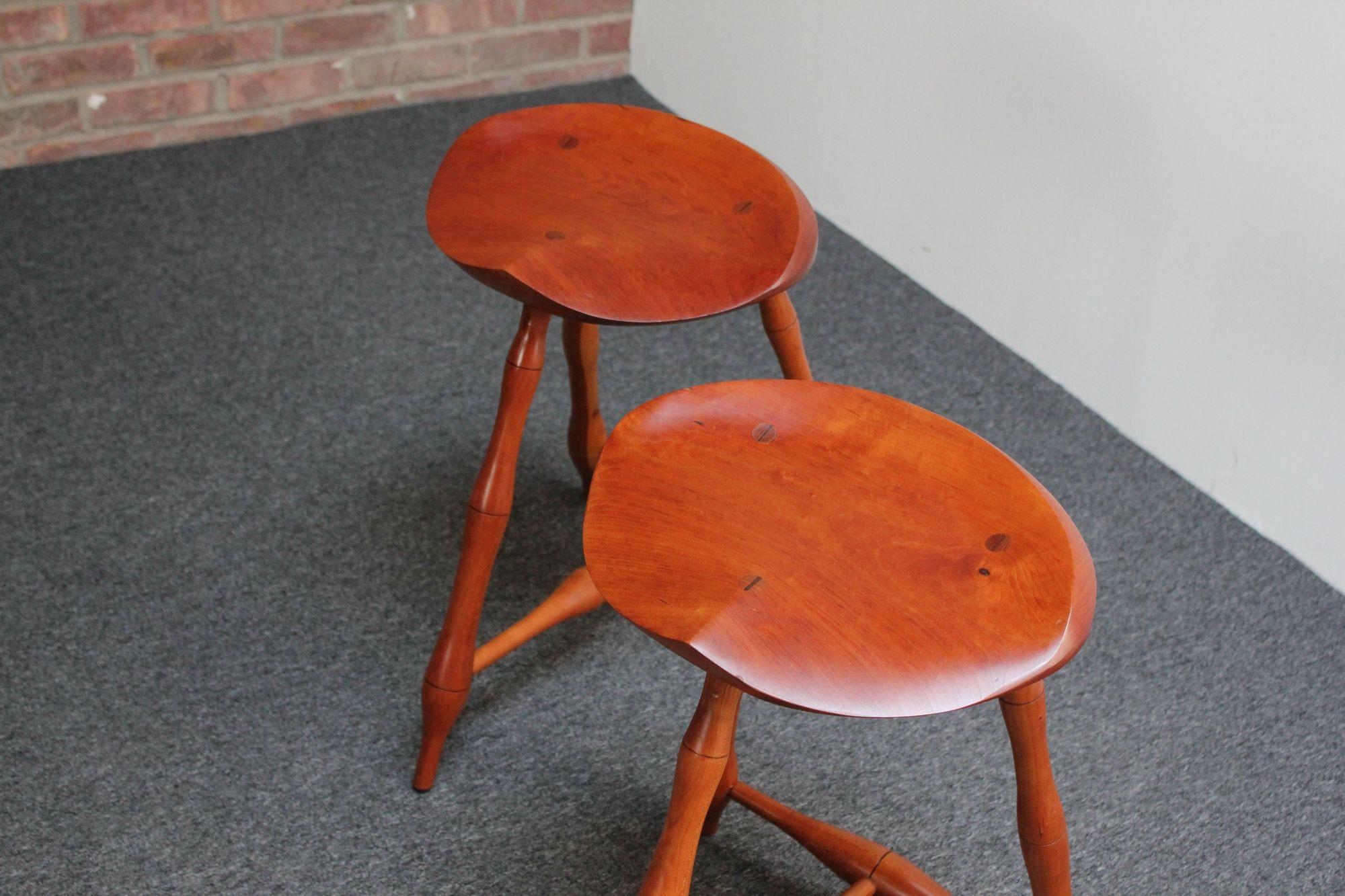 Zwei niedrige Vintage-Hocker im Studio Craft Windsor-Stil aus Kirschbaumholz mit drei Beinen im Windsor-Stil im Angebot 9