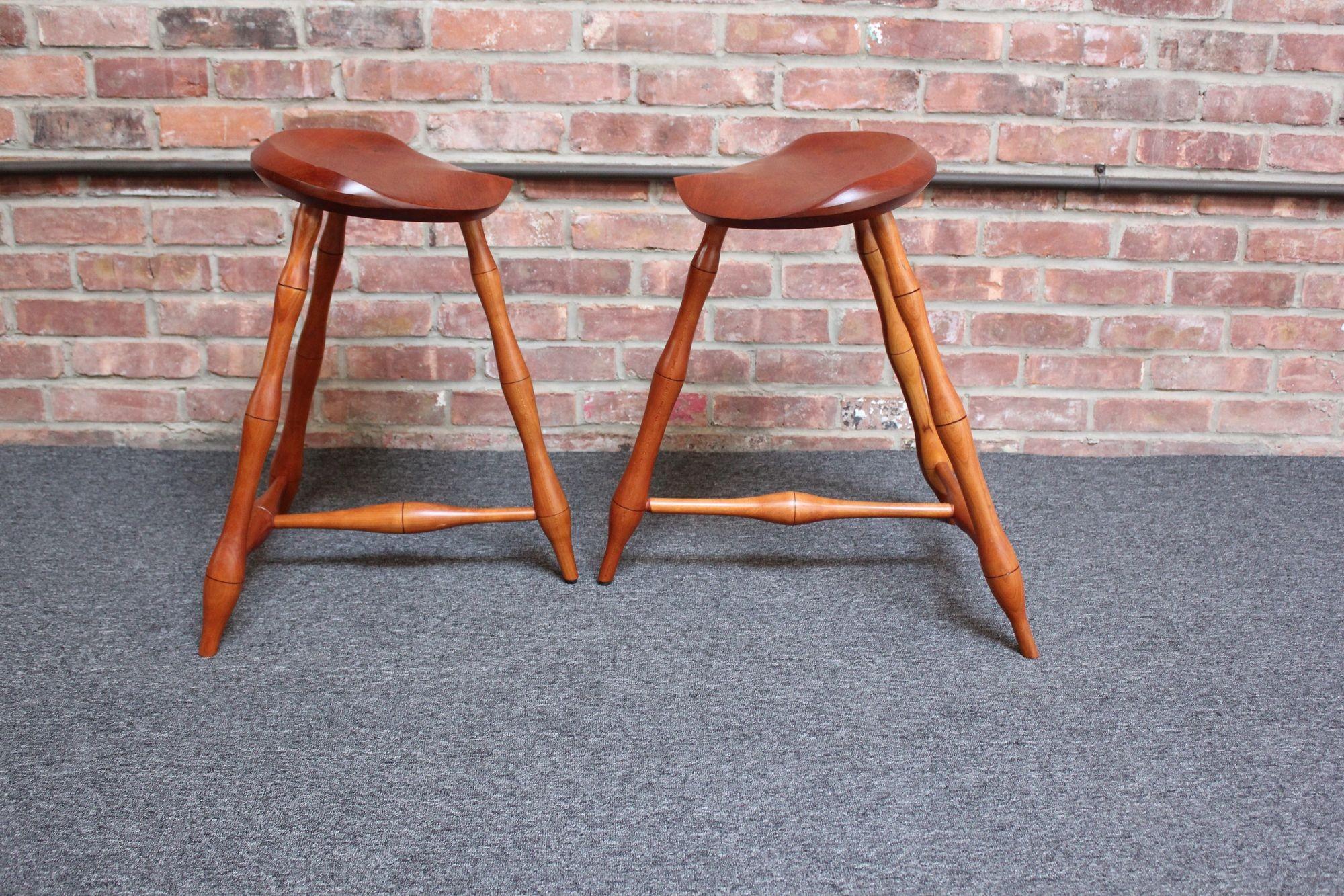 Zwei niedrige Vintage-Hocker im Studio Craft Windsor-Stil aus Kirschbaumholz mit drei Beinen im Windsor-Stil (American Arts and Crafts) im Angebot