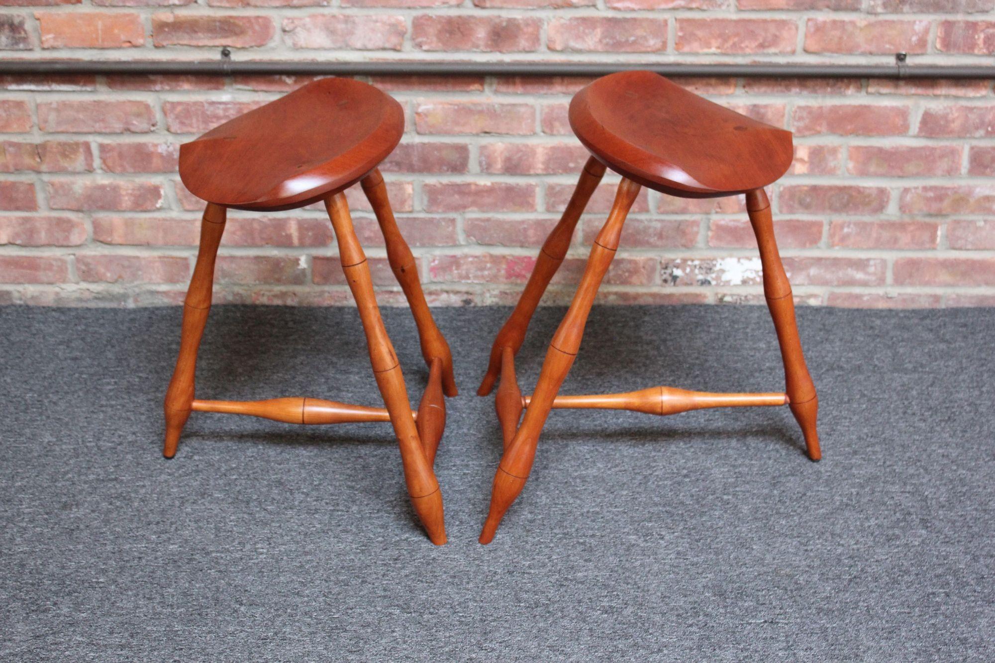 Zwei niedrige Vintage-Hocker im Studio Craft Windsor-Stil aus Kirschbaumholz mit drei Beinen im Windsor-Stil (amerikanisch) im Angebot