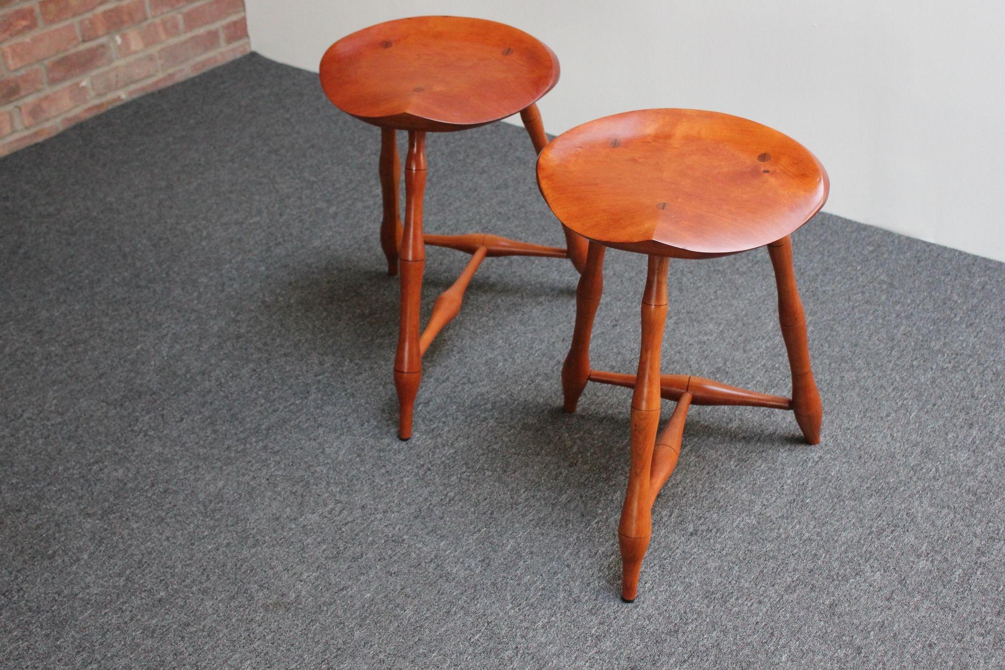Zwei niedrige Vintage-Hocker im Studio Craft Windsor-Stil aus Kirschbaumholz mit drei Beinen im Windsor-Stil im Angebot 11