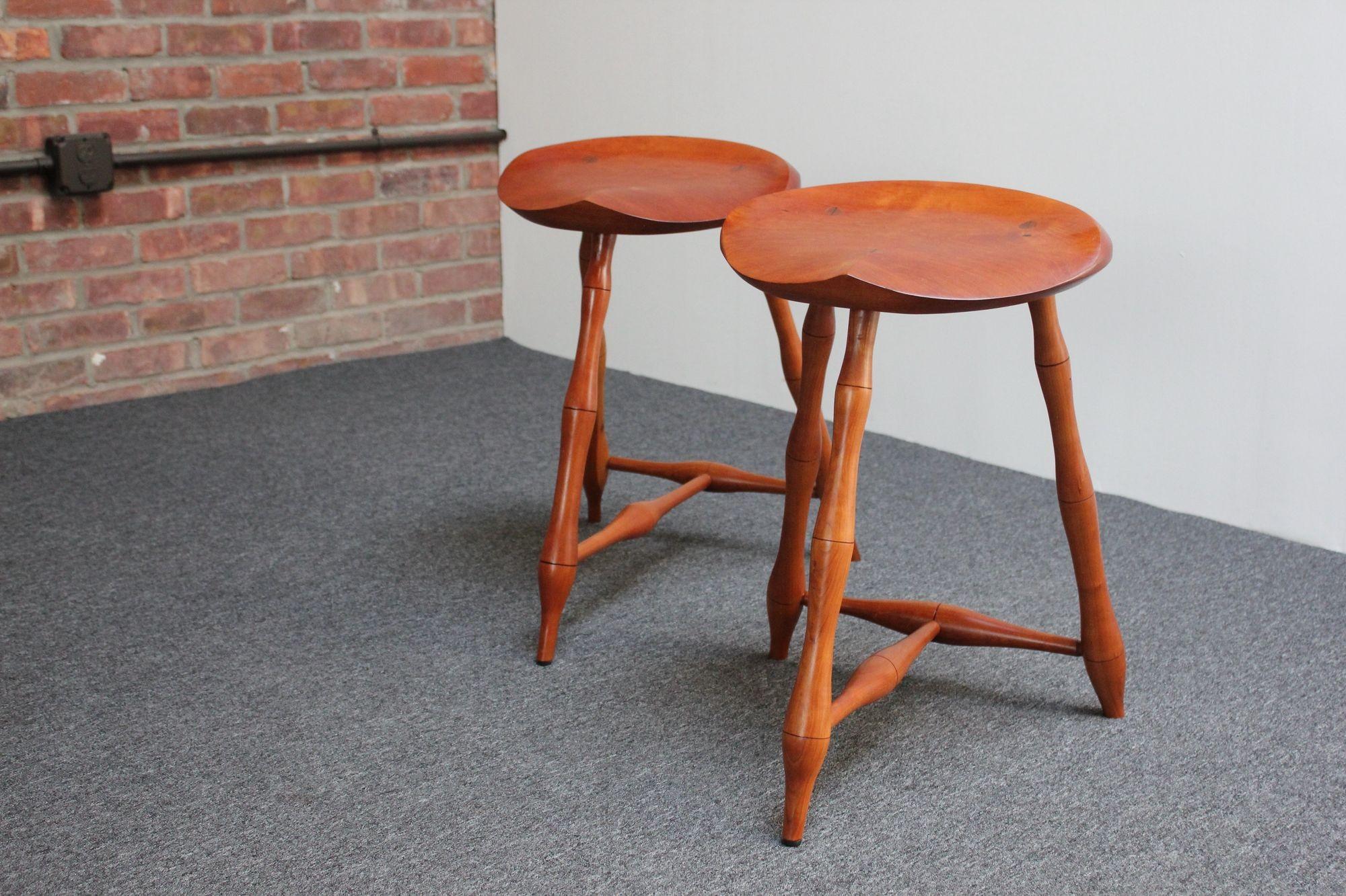 Zwei niedrige Vintage-Hocker im Studio Craft Windsor-Stil aus Kirschbaumholz mit drei Beinen im Windsor-Stil im Angebot 7