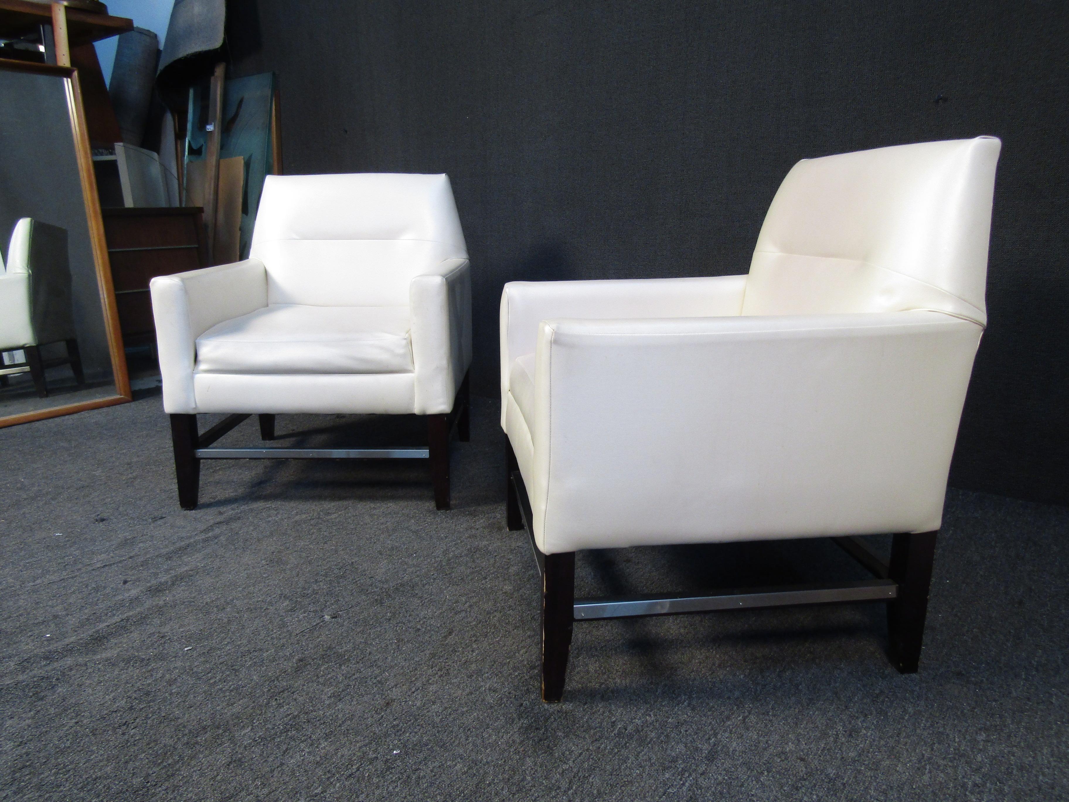 Mid-Century Modern Pair of Vintage Style Club Chairs For Sale