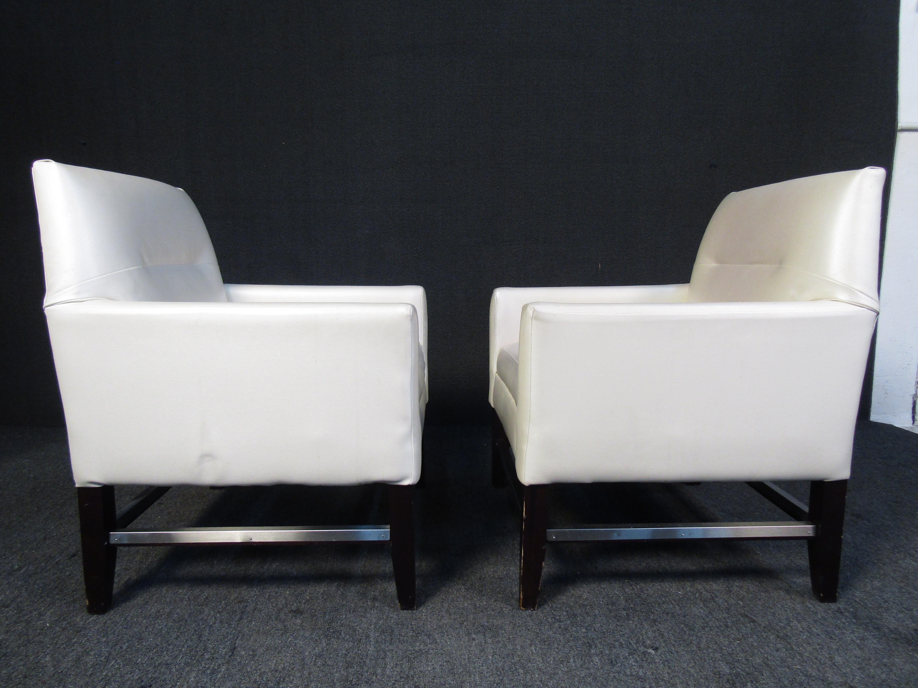 20th Century Pair of Vintage Style Club Chairs For Sale