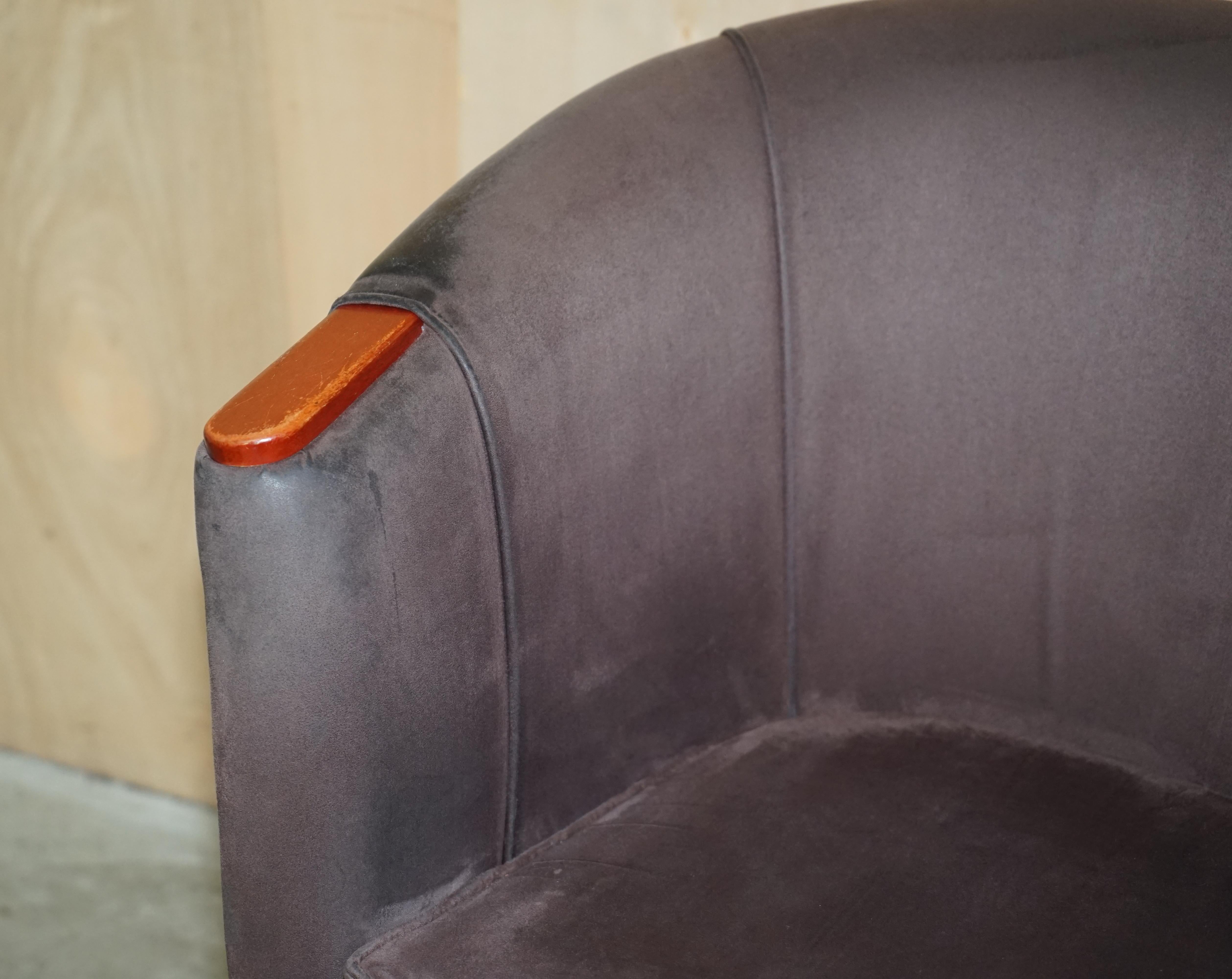 PAR DE SILLONES DE TINA DE SUEDE VINTAGE CON BRAZOS DE MADERA PIEZAS DE TAMAÑO BONITO Inglés en venta