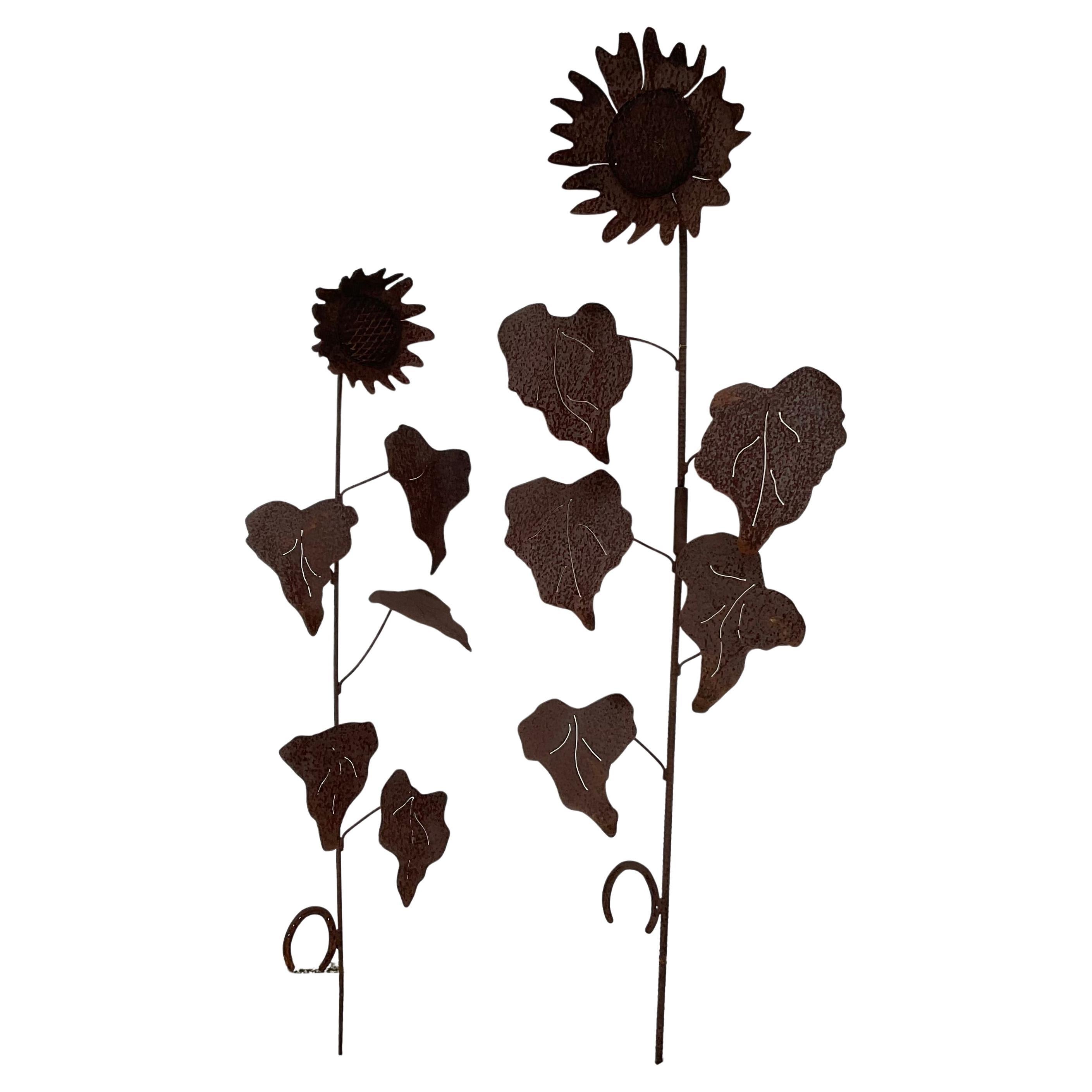 Paar verrostete Sonnenblumen-Gartenpfähle aus Metall im Vintage-Stil. Wunderschöne Rostpatina. Hohe Pfähle mit großen Blättern, gekrönt von sonnigen Sonnenblumen. Eine angenehme Ergänzung für jeden Garten.

Abmessungen:
1) 74 