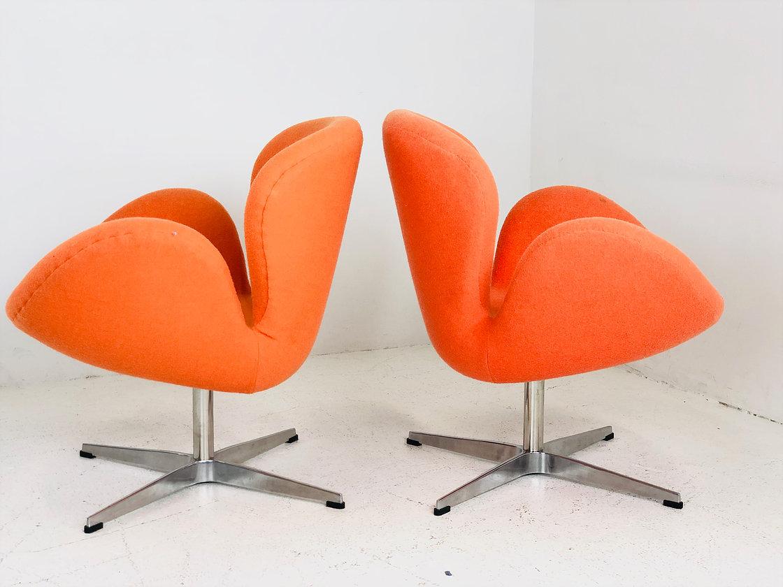 Pair of vintage Swan chairs in the style of Arne Jacobsen. Chairs are in good vintage condition and recommend new upholstery.

Dimensions:
28