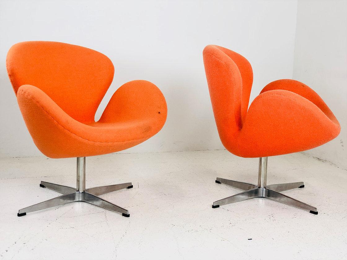 Mid-Century Modern Pair of Vintage Swan Chairs in the Style of Arne Jacobsen