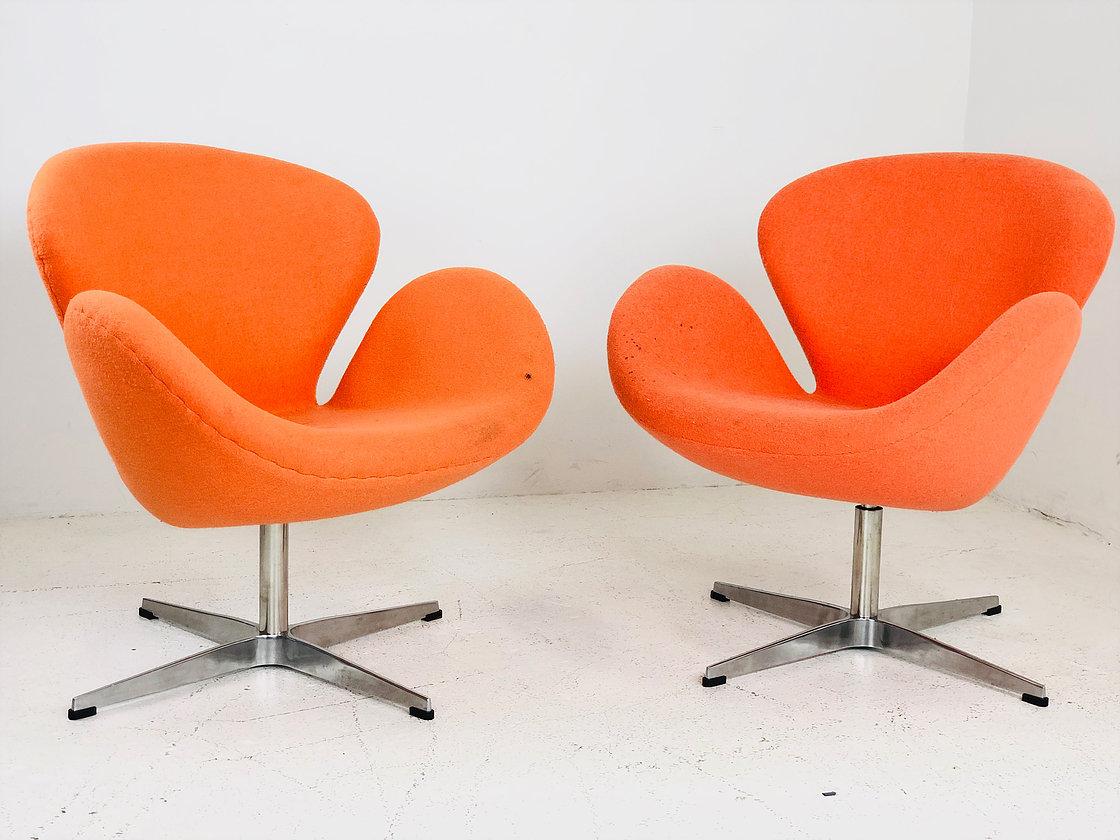 Pair of Vintage Swan Chairs in the Style of Arne Jacobsen In Good Condition In Dallas, TX