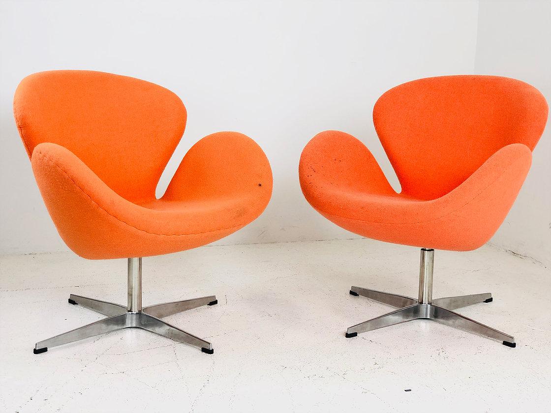 Pair of Vintage Swan Chairs in the Style of Arne Jacobsen In Good Condition In Dallas, TX