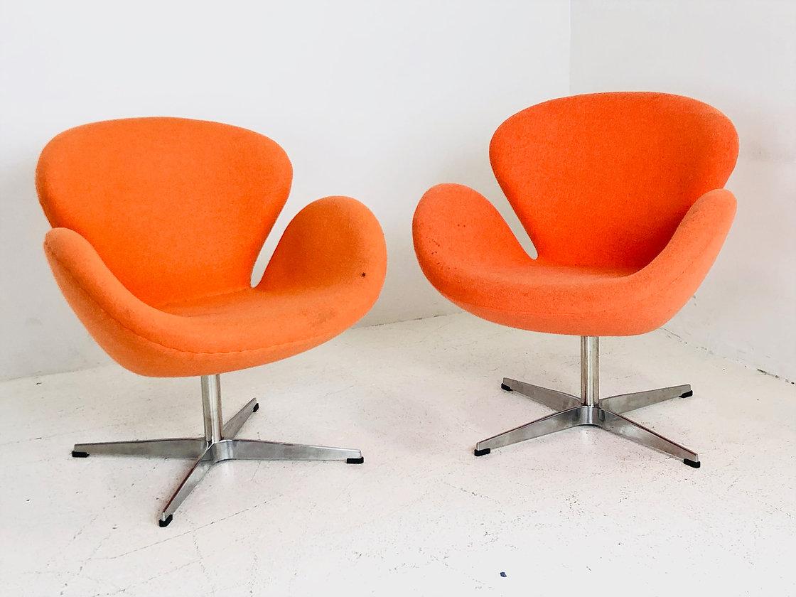 20th Century Pair of Vintage Swan Chairs in the Style of Arne Jacobsen