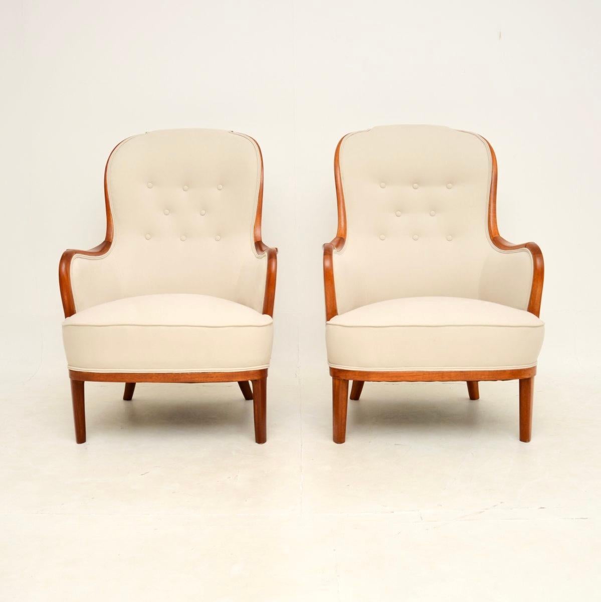 Ein atemberaubendes und äußerst seltenes Paar schwedischer Vintage-Sessel von Carl Malmsten. Sie wurden kürzlich aus Schweden importiert und stammen aus den 1940-50er Jahren.

Dieses frühe Modell ist von hervorragender Qualität mit großzügigen