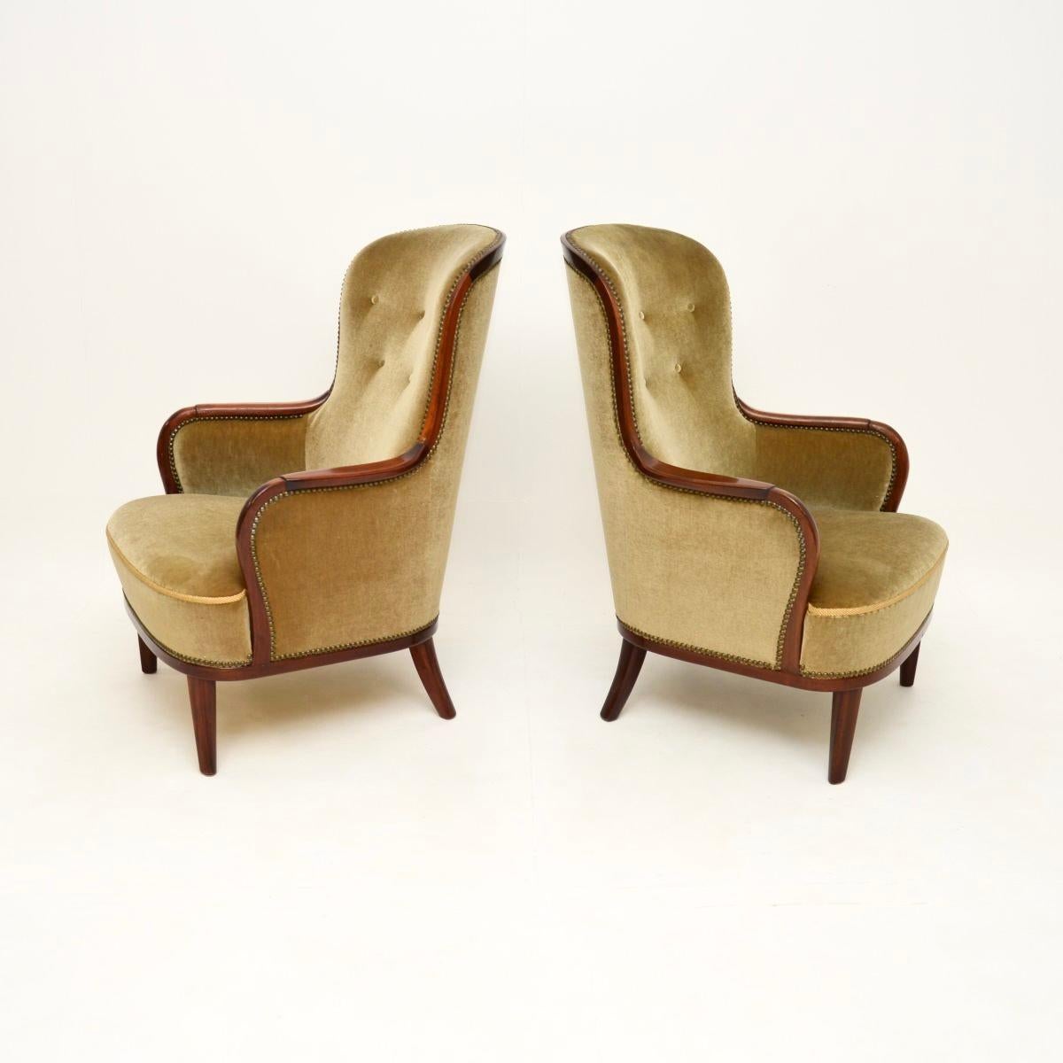 Une paire de fauteuils suédois vintage de Carl Malmsten, étonnante et extrêmement bien fabriquée. Récemment importés de Suède, ils datent des années 1940-50.

Ce premier modèle est d'une superbe qualité, avec des proportions généreuses, et il est