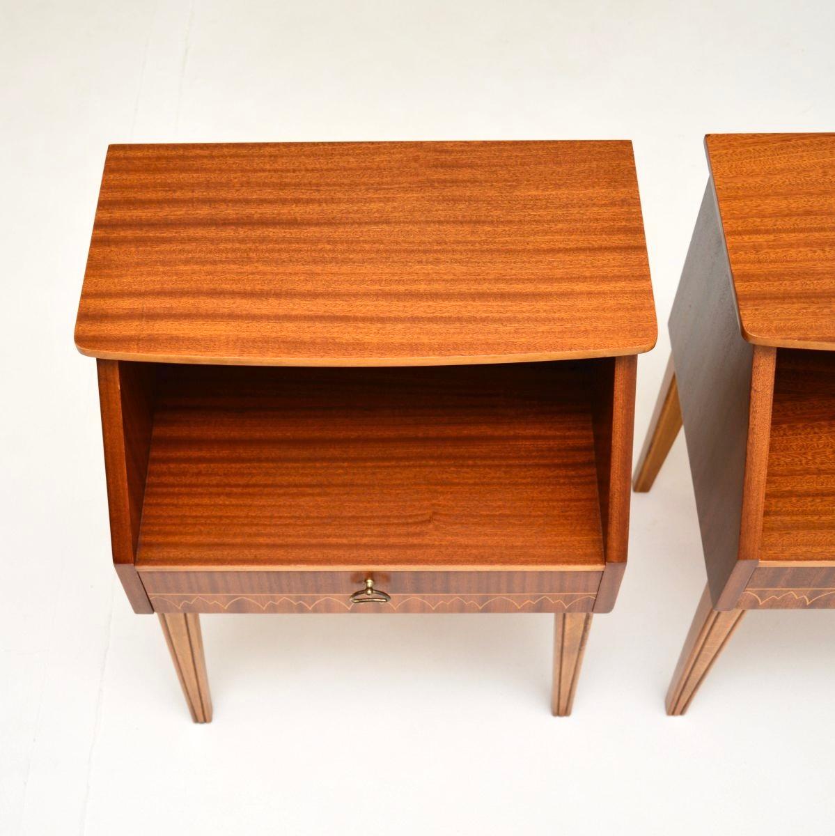 Paar schwedische Nachttische im Vintage-Stil (Holz) im Angebot