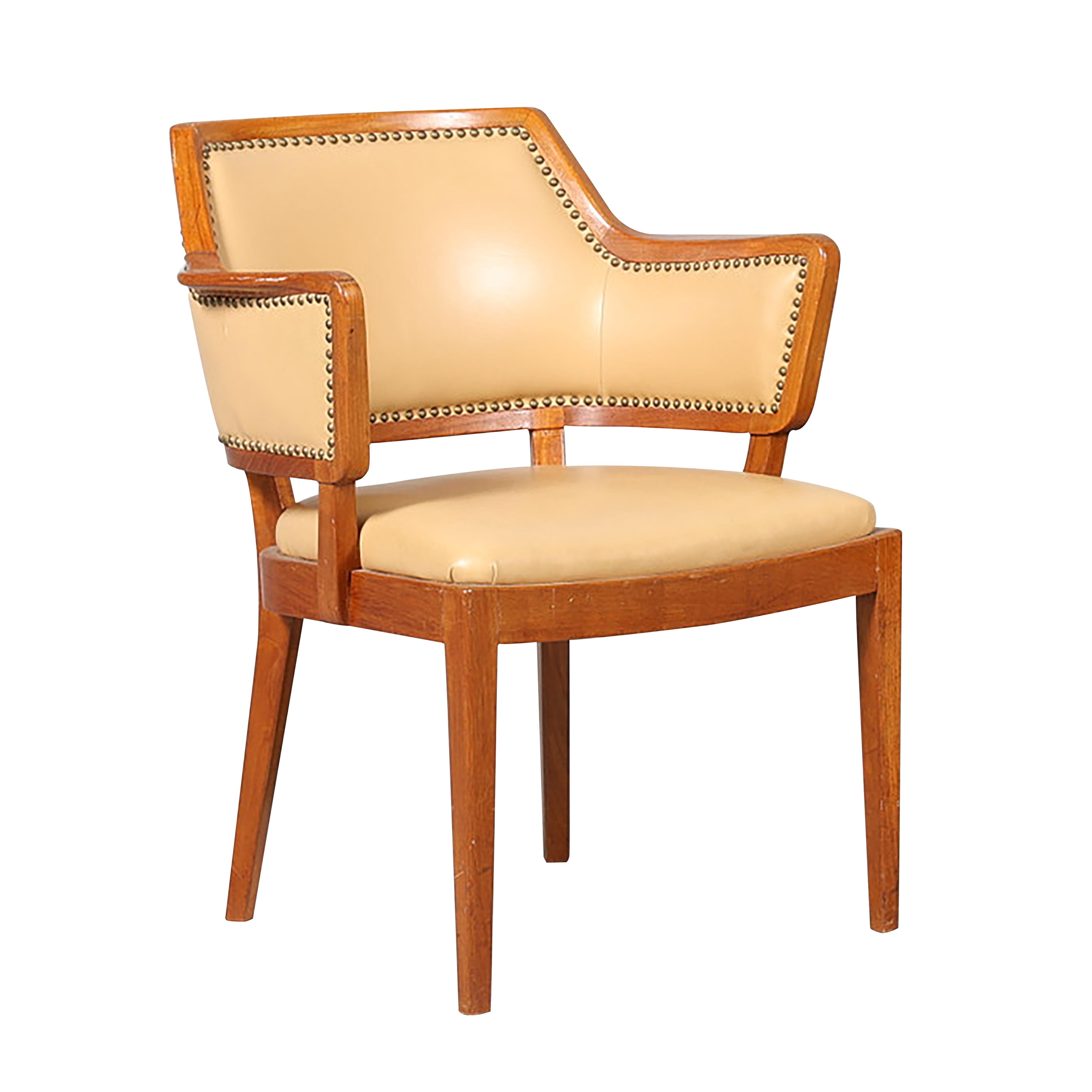 Un'elegante coppia di sedie svedesi di metà secolo con struttura in betulla e rivestimento in pelle. Robuste e ben fatte, presentano segni di usura: le cornici potrebbero essere rinfrescate e la pelle potrebbe beneficiare di una nuova tappezzeria.
