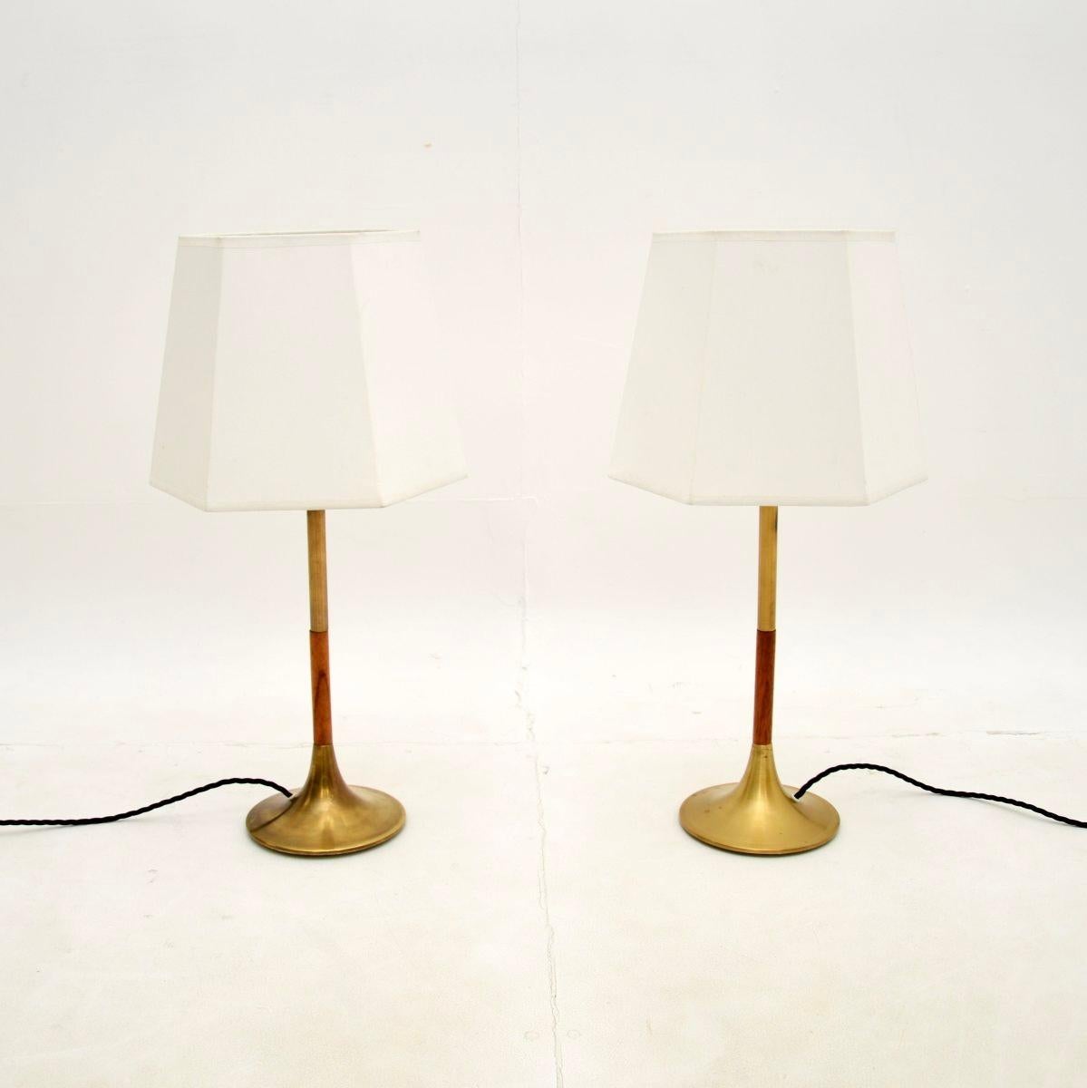 Un par de lámparas de sobremesa suecas vintage de latón y teca, muy elegantes y con estilo. Recién importados de Suecia, datan aproximadamente de los años 1960.

La calidad es magnífica, tienen un diseño precioso y un tamaño estupendo. Las bases en
