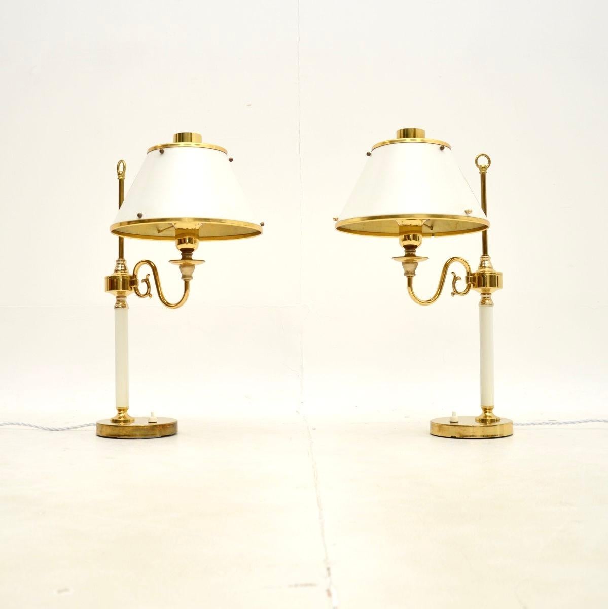 Una coppia elegante e raffinata di lampade da tavolo svedesi vintage in ottone e tole di Borens. Le abbiamo importate di recente direttamente dalla Svezia e risalgono agli anni '70 circa.

La qualità è superba, il design è splendido, i paralumi e i