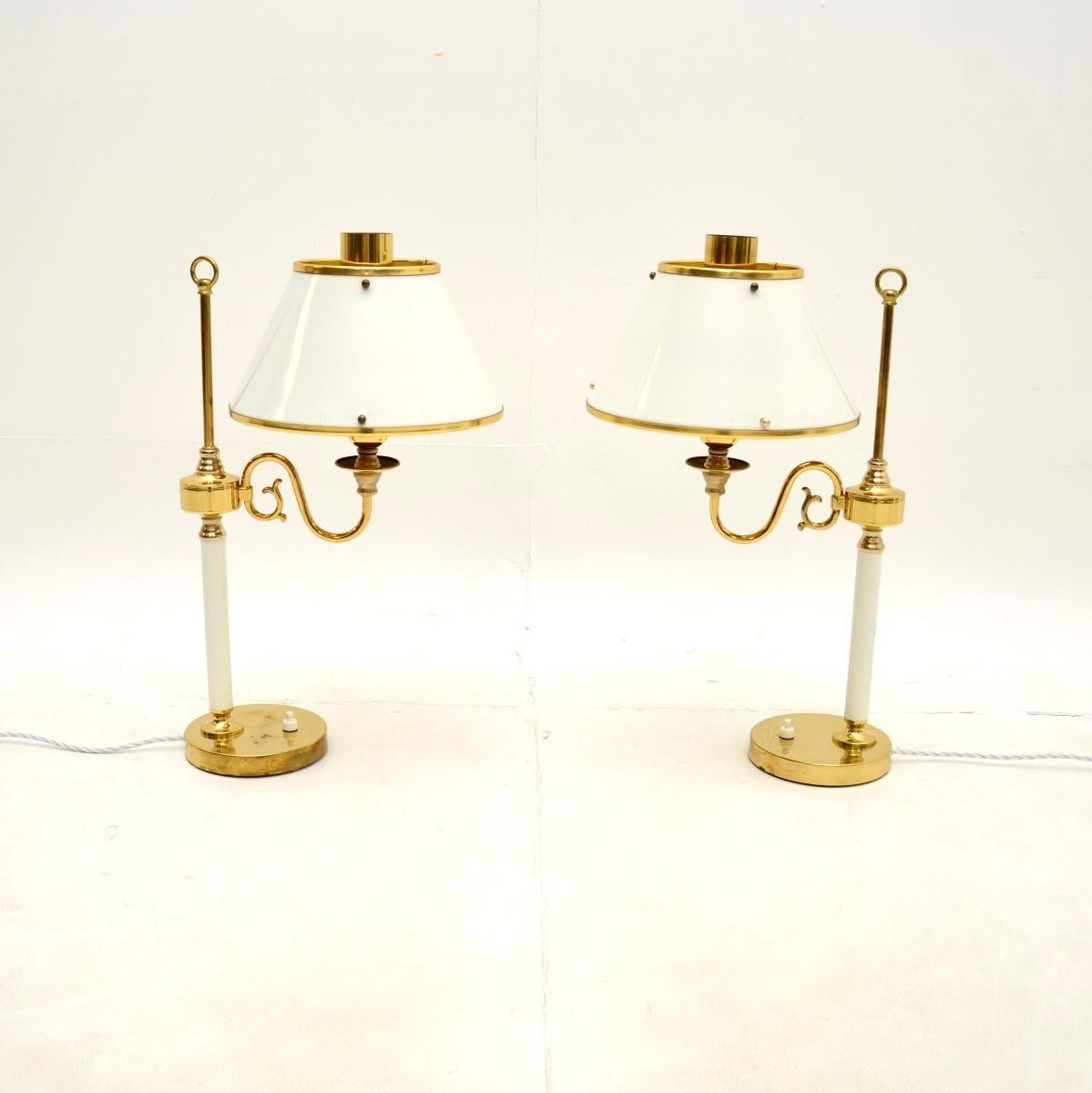 Mid-Century moderno Coppia di lampade da tavolo svedesi d'epoca in ottone e talpa di Borens in vendita