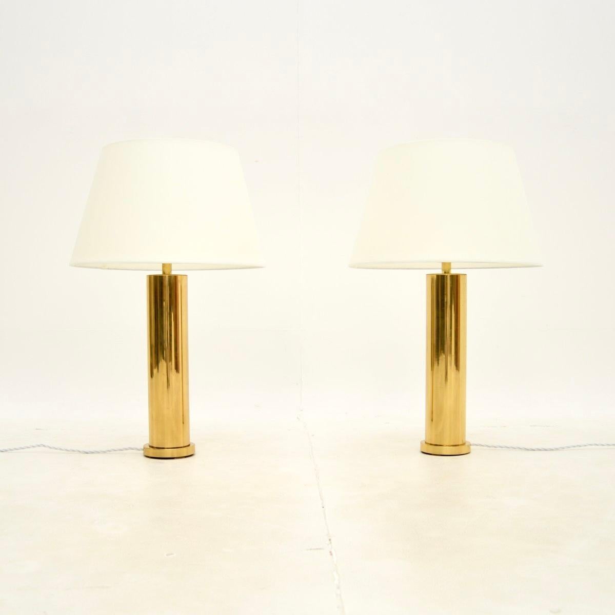 Une grande et impressionnante paire de lampes de table vintage en laiton suédois par By. Récemment importées de Suède, elles datent des années 1970 environ.

Ils ont un design magnifique et sont d'une superbe qualité. Les bases en laiton massif ont