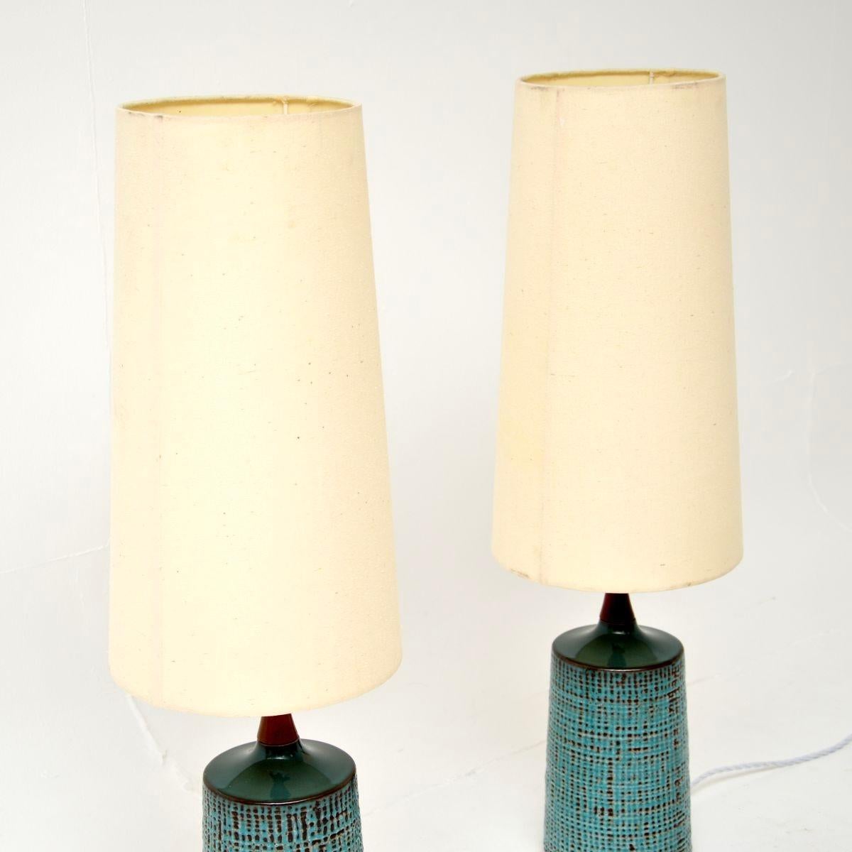 Une étonnante paire de lampes de table en céramique suédoise vintage, tout à fait dans la manière de Stig Lindberg. Ils datent des années 1960.

La qualité est remarquable, le design est exceptionnellement beau et la finition est d'une magnifique