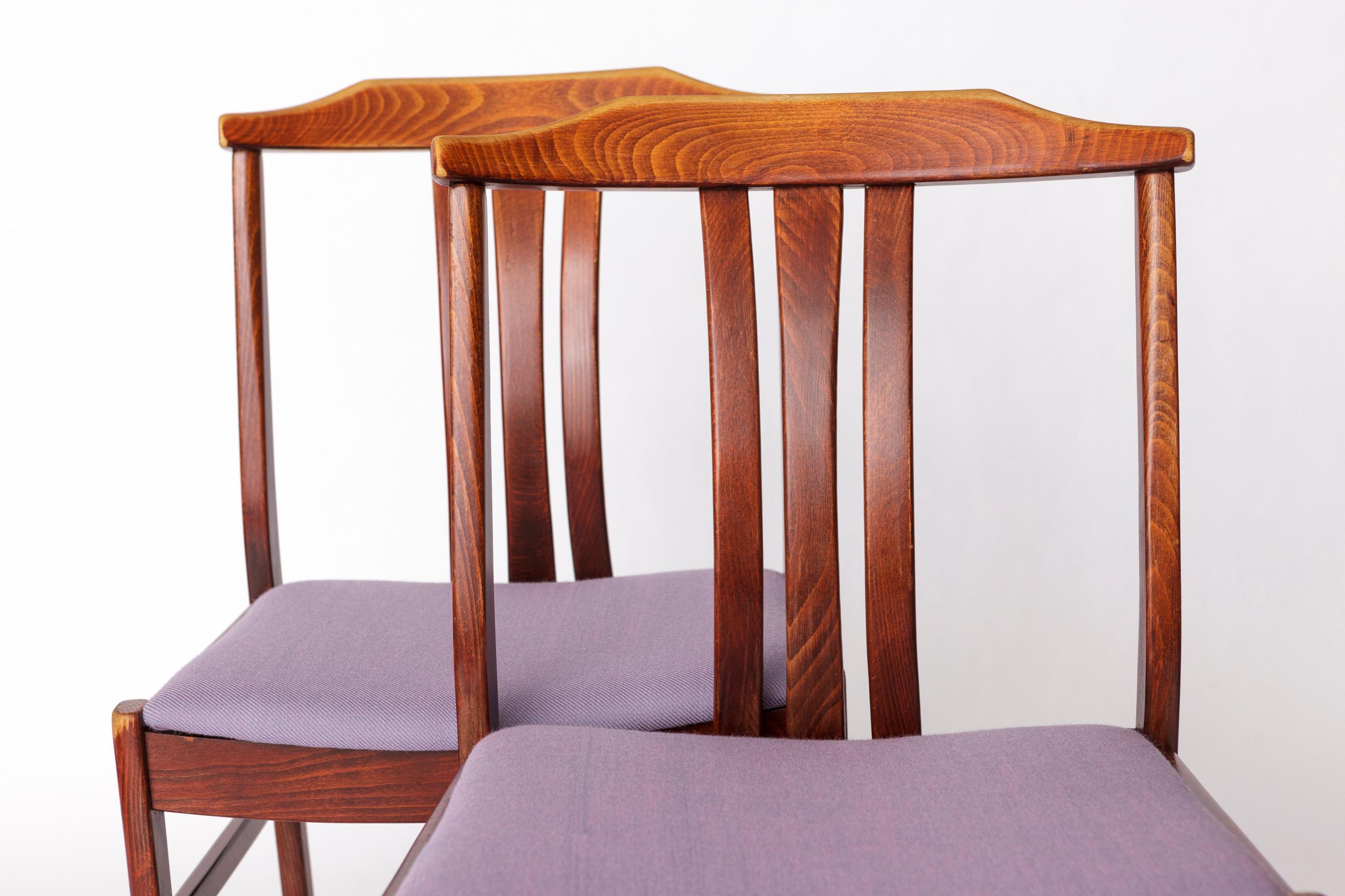 Svedese Coppia di sedie svedesi d'epoca di LBG Group - anni '70, legno di faggio e imbottiture color porpora in vendita